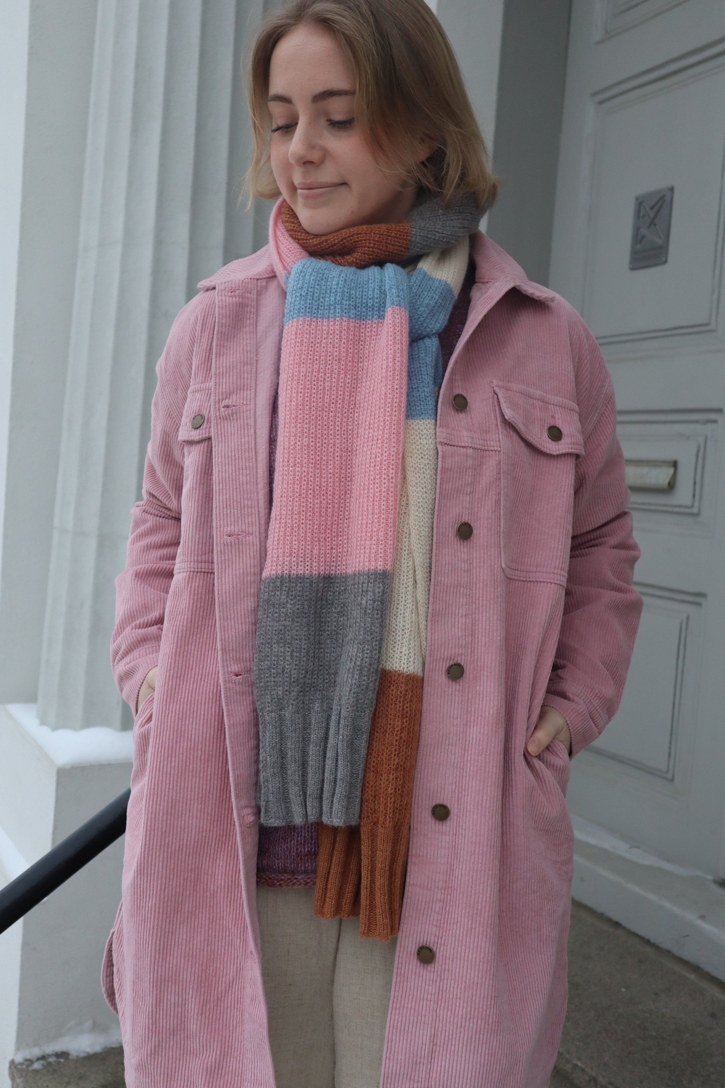 Rosa cordjakke med skjerf 2.JPG