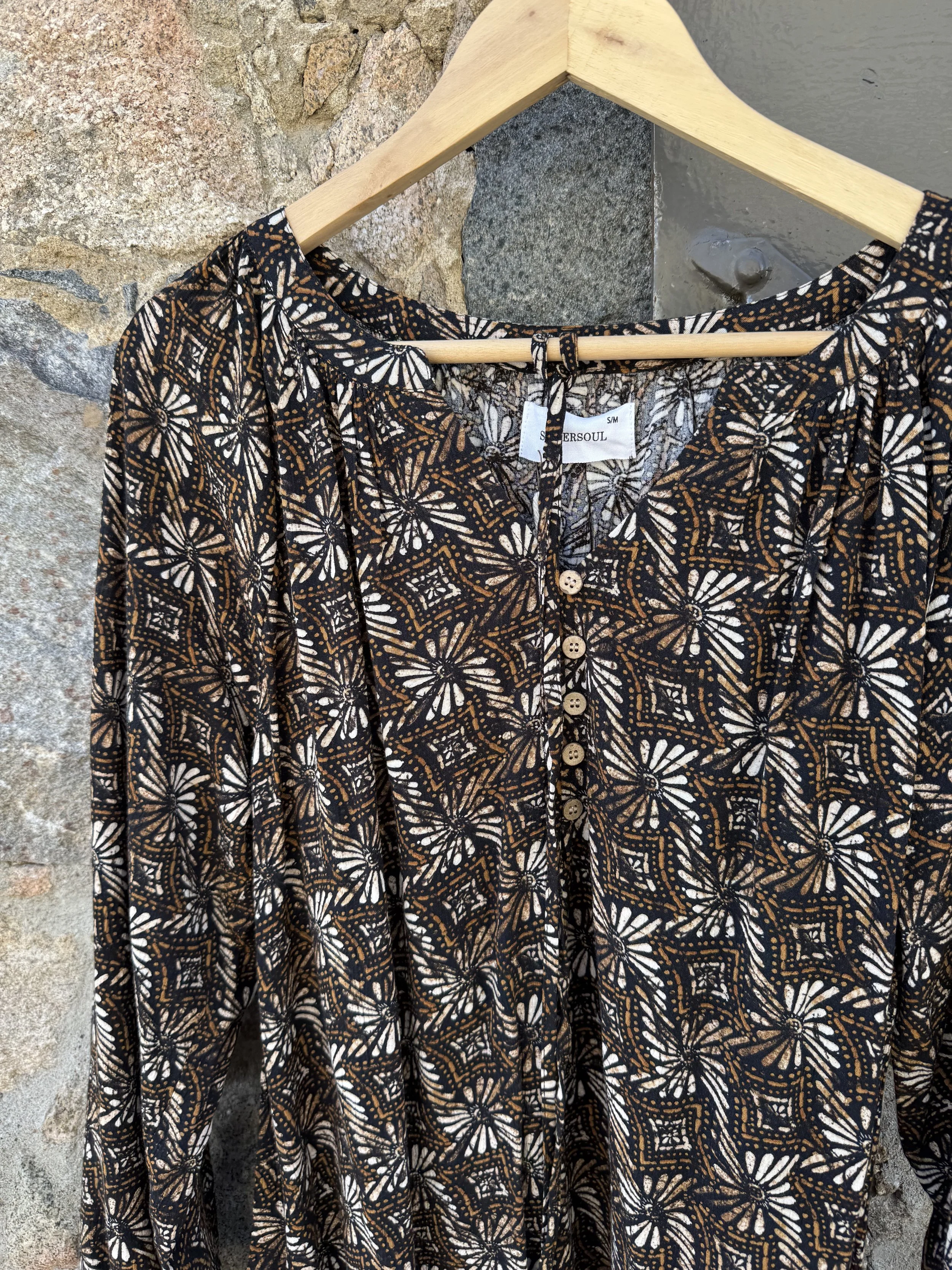 Bluse frg brun detalj halsen.jpeg