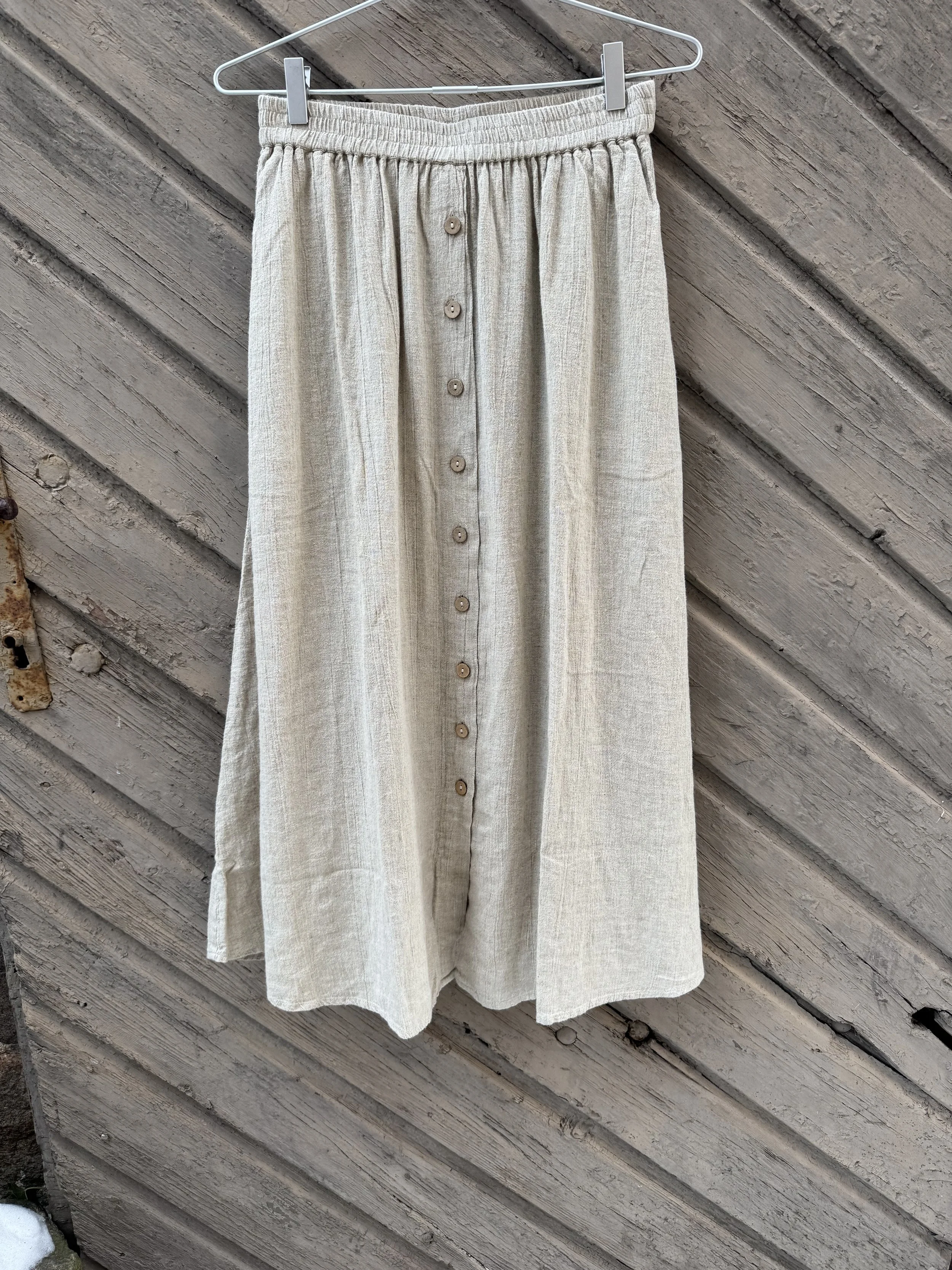 Alva linskjørt helfigur.jpeg