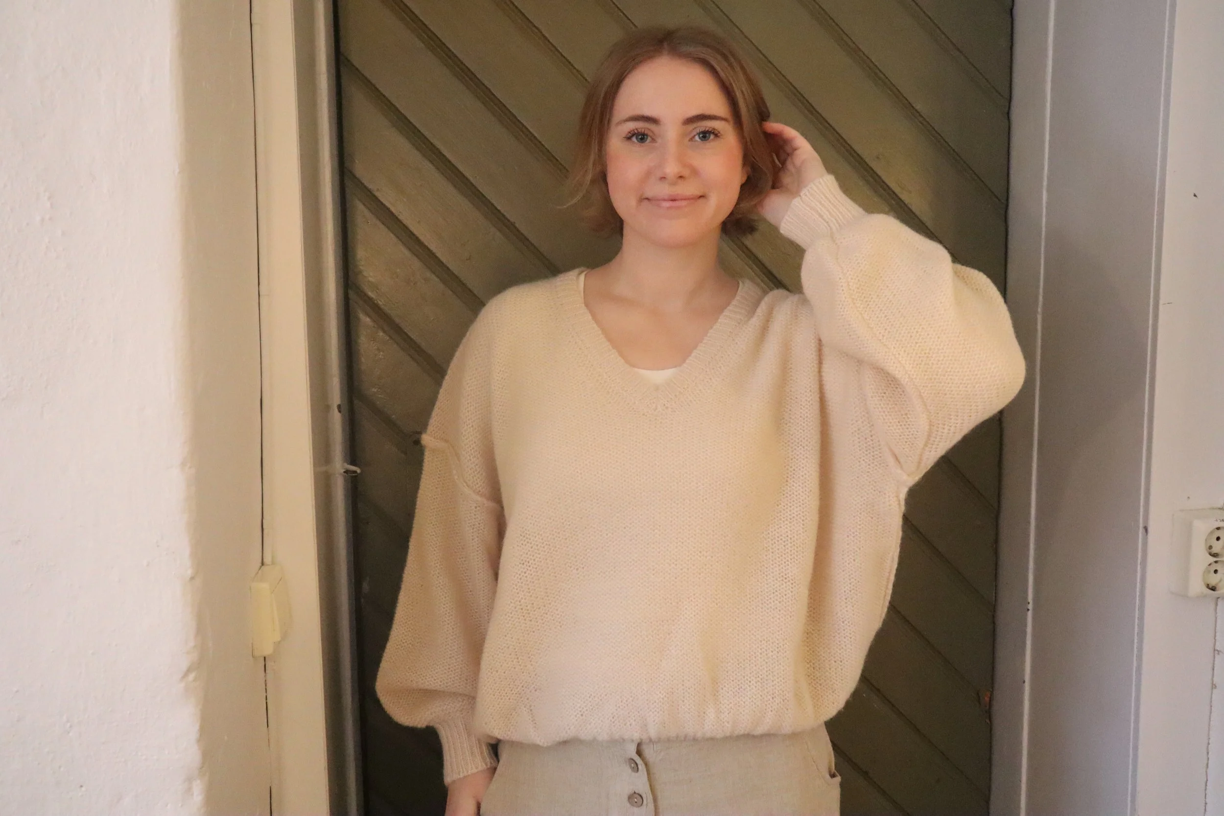 Milllie Offwhite sweat.JPG