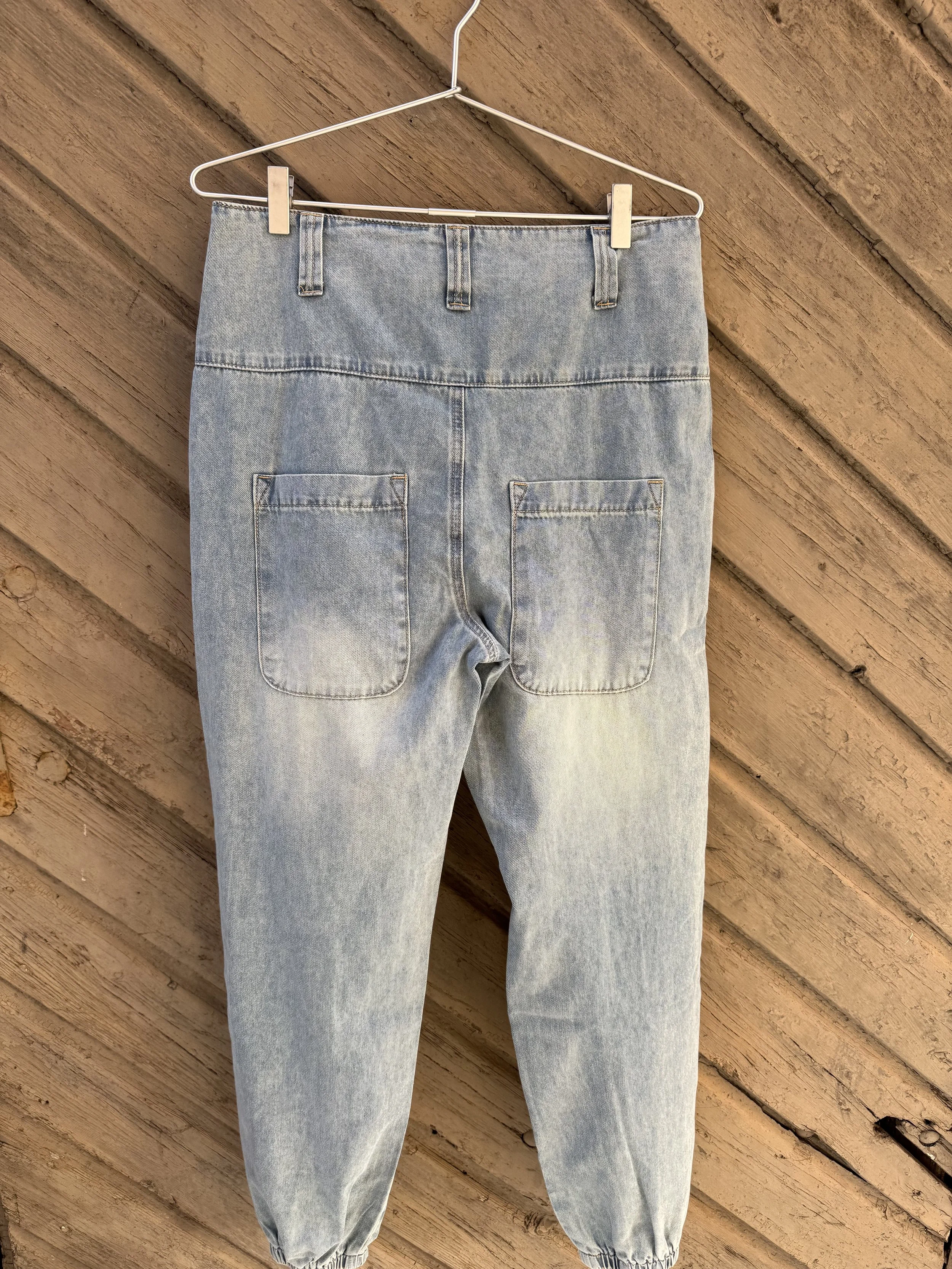 Anette Denimpant baksiden.jpeg