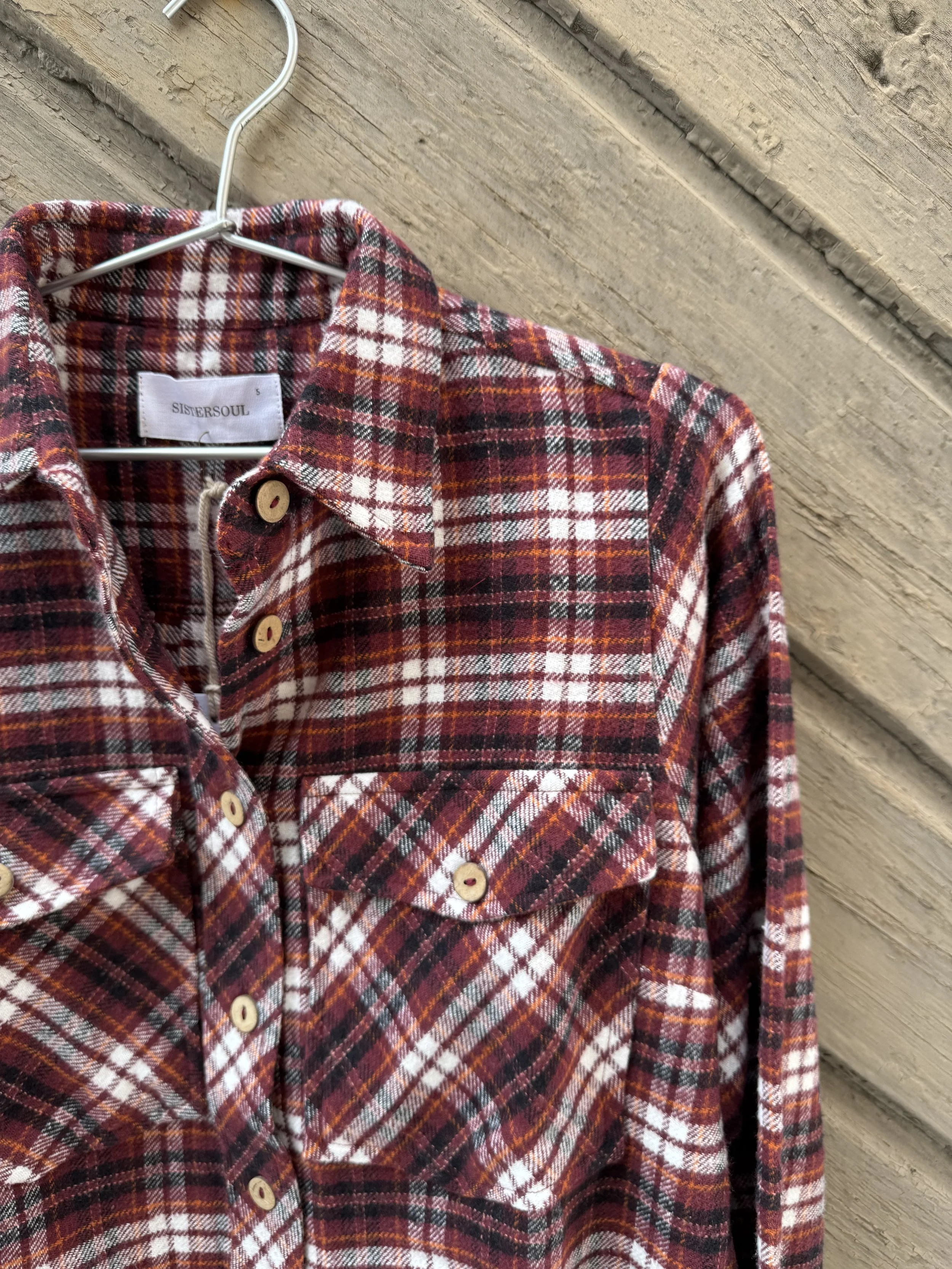 Pixie Shirt vinrød detalj front.jpeg