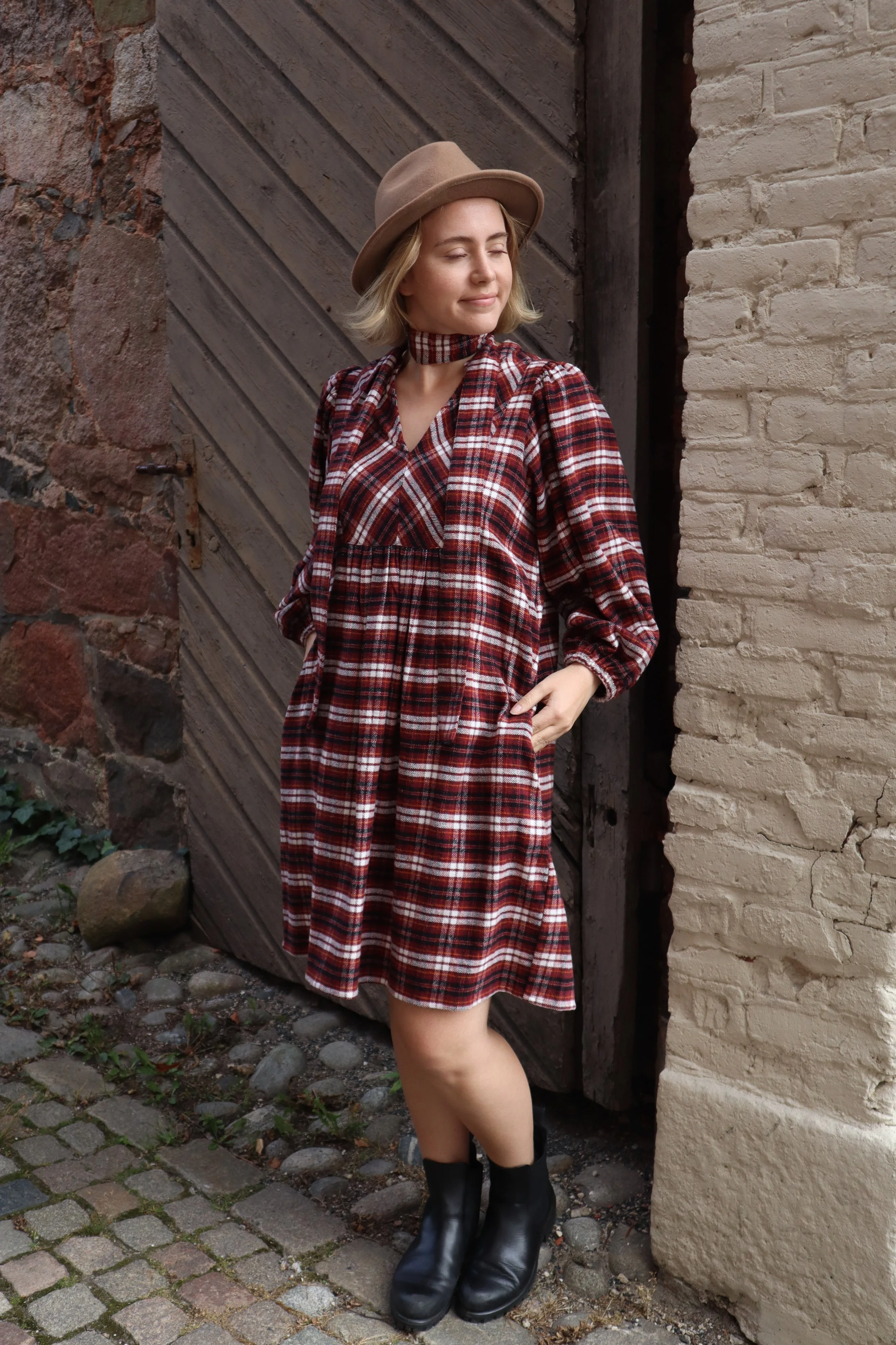 Anette Dress rutet helfigur.JPG