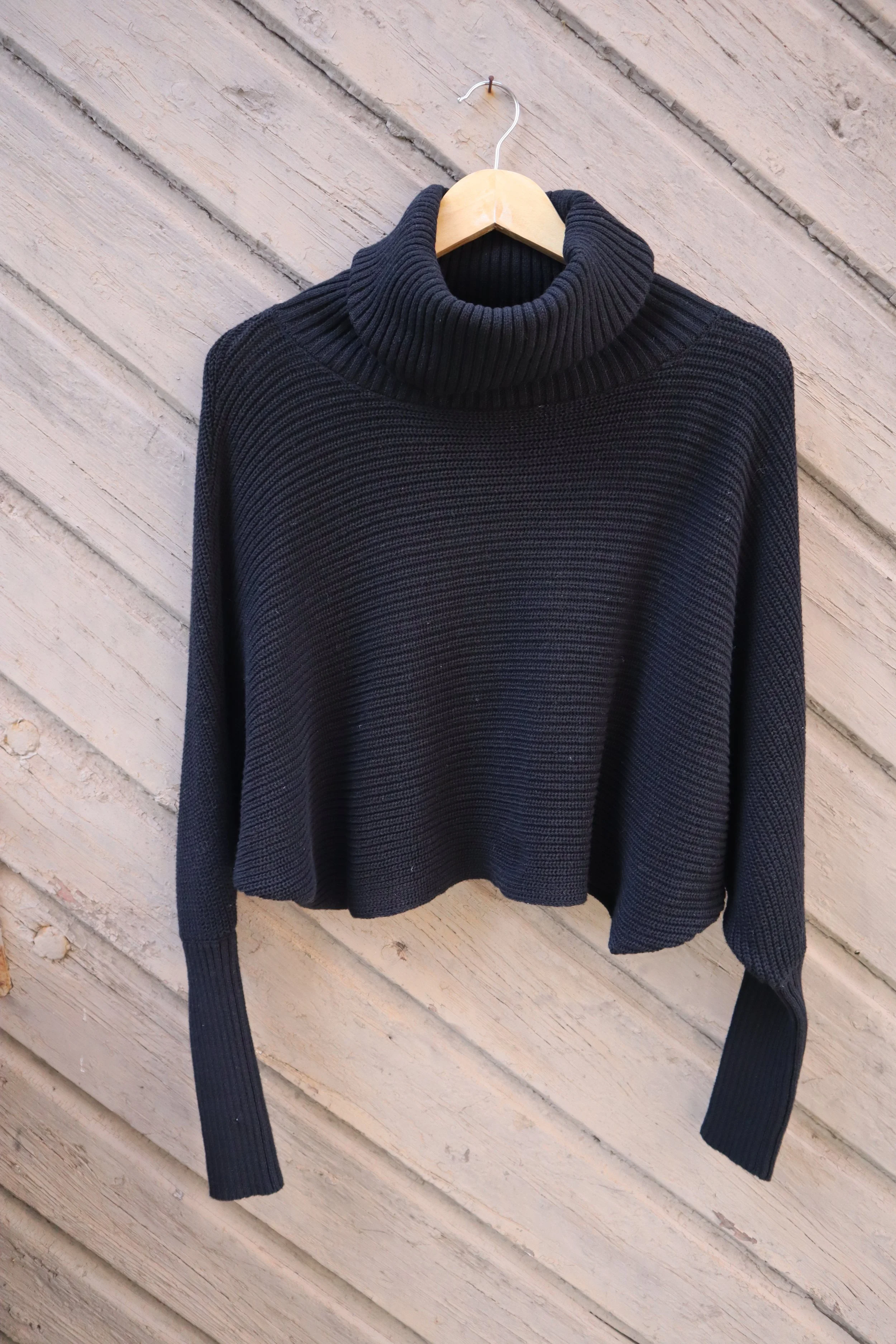 Martha med hals modell kort Sort.JPG