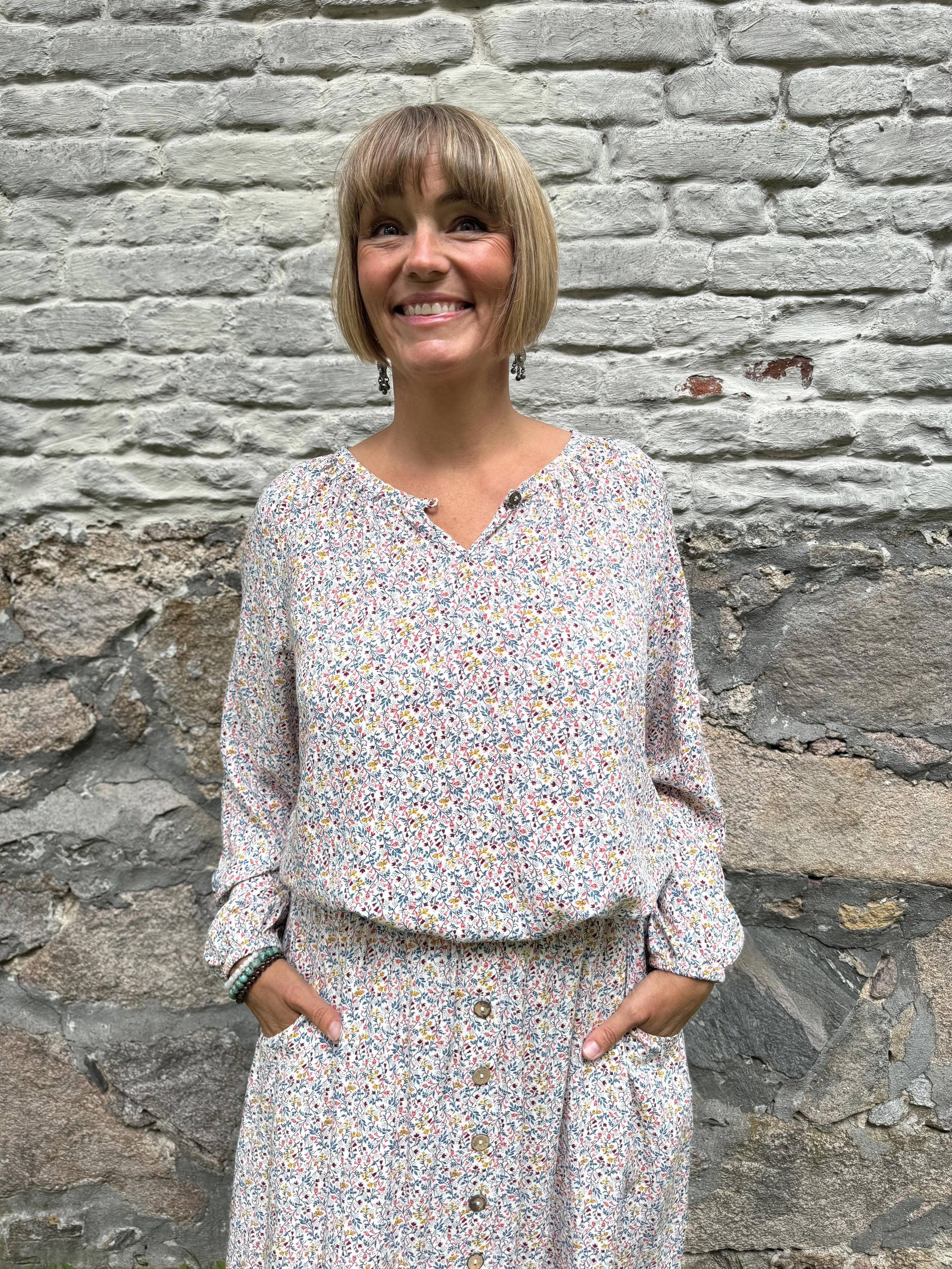 Sister Soul Nikki Bluse Alva Skjørt Meadow Print 1.jpeg