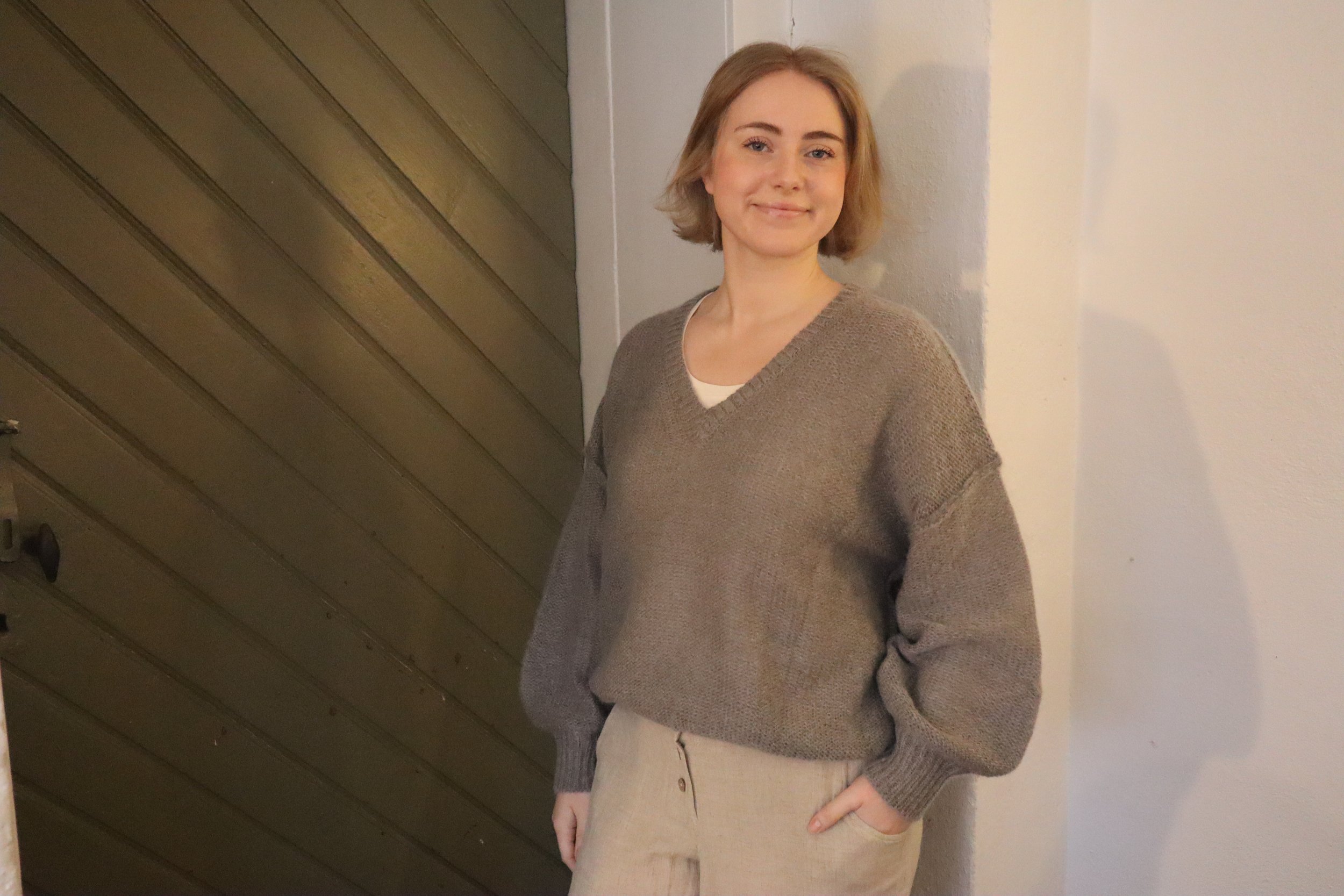 Millie Vsweater frg grå.JPG