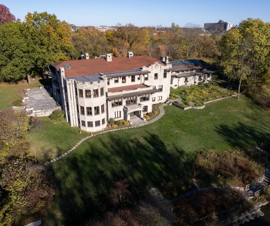 #DYK the Main Floor of Fair Lane includes over 125 doors and windows?
An architectural testament to craftsmanship and design.
ㅤ
Photo Credit: @shupictures
ㅤ
#FairLane #Dearborn #HistoricHome