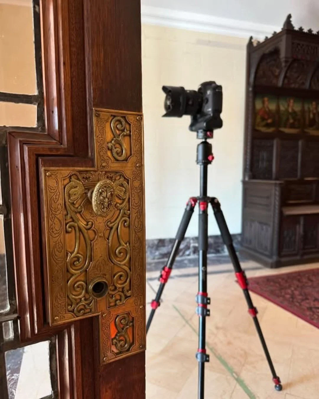 Another #BehindTheScenes moment at Fair Lane. We love when @shu.pictures is on-site, as he captures so many wonderful photos of all the hard work our team is doing. Stay tuned as we'll post some new #FairLane photos soon.
ㅤ
#Dearborn #HistoricHome #H