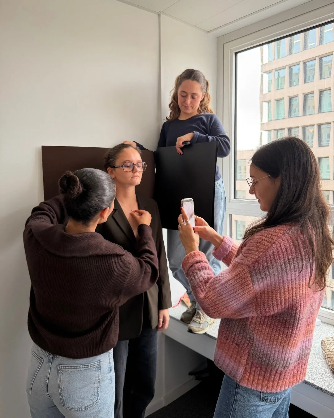 Des shoots de No&euml;l, 3 bracelets symboliques, un Bob toujours heureux, une &eacute;quipe de r&ecirc;ve et des clients encore mieux 🫢 #pimpagency #agencedecommunication