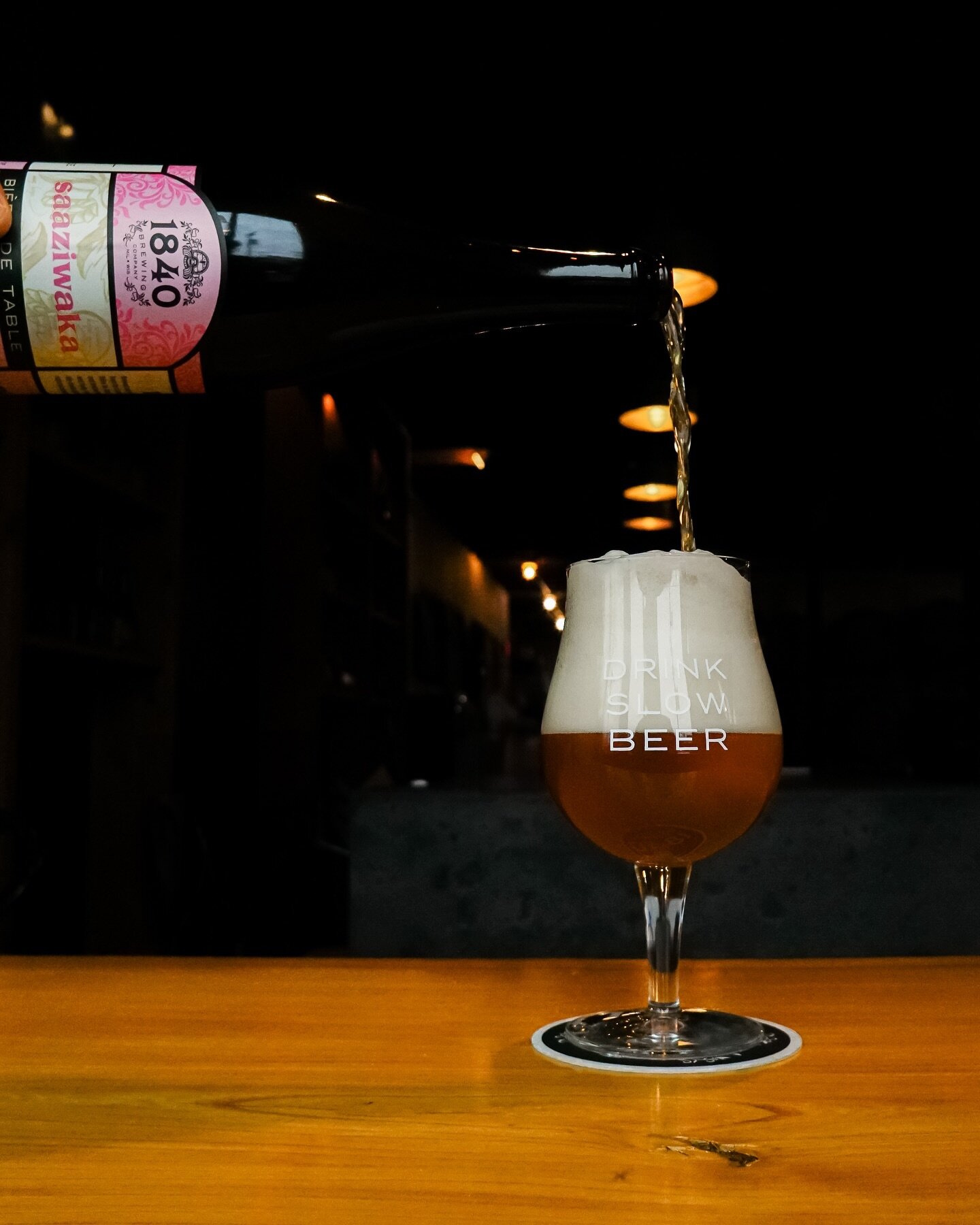 Ｓａａｚｉｗａｋａ

This dry, effervescent, and hoppy b&igrave;er contains American and Belgian malt, a Belgian Saison yeast strain, and Brettanomyces for a balanced funkiness. Saaziwaka is hopped with Czech Saaz and New Zealand Riwaka hops, providing a beaut