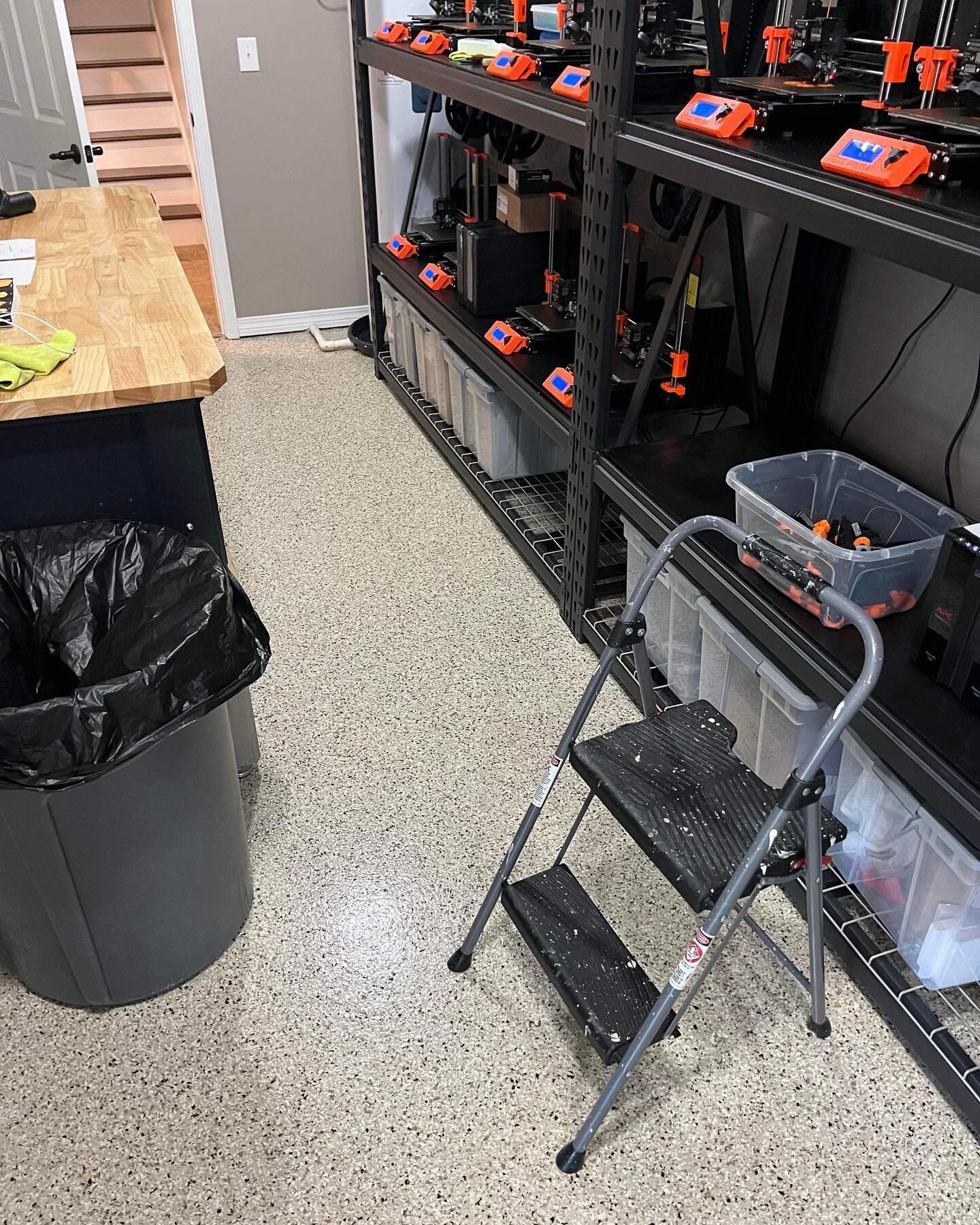 No more dust in this workshop 👍🏼 Shoreline flake is the way to go!#happycustomers #emeraldcoastepoxy 

Let&rsquo;s get that garage floor updated || Call or text 850.978.4058