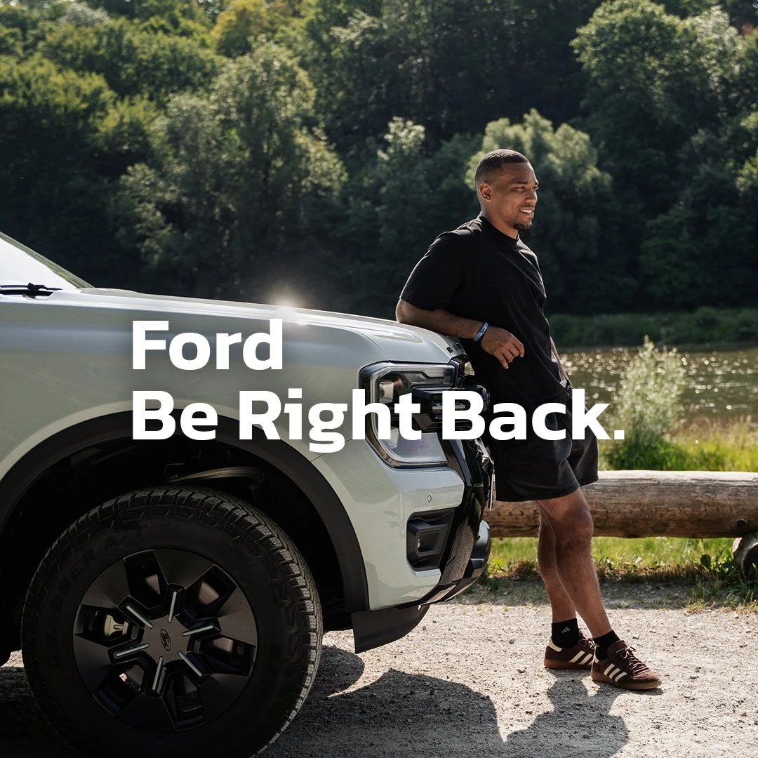 Mann am Auto angelehnt
