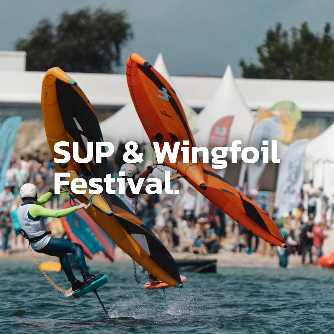 Menschen beim Wingfoiling und Stand-Up-Paddling bei einem Festival.