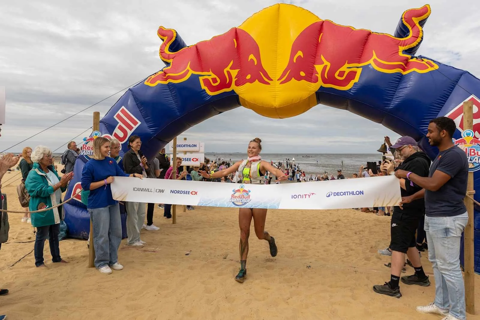 red-bull-triathlon-2025-cuxhaven-finish-line-runner-beach-race.jpeg
