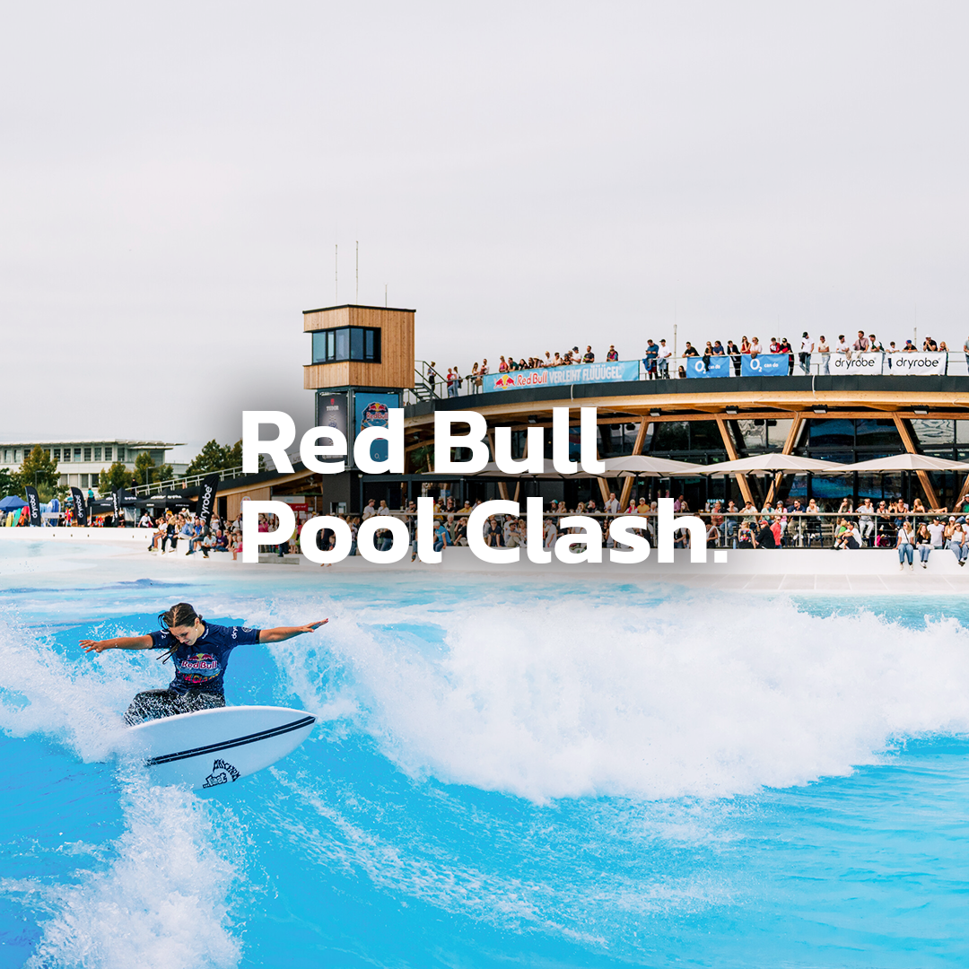 Ein Surferin bei einem Wasserwettbewerb mit Zuschauern im Hintergrund, auf einem künstlichen Surfbecken bei der Red Bull Pool Clash Veranstaltung.
