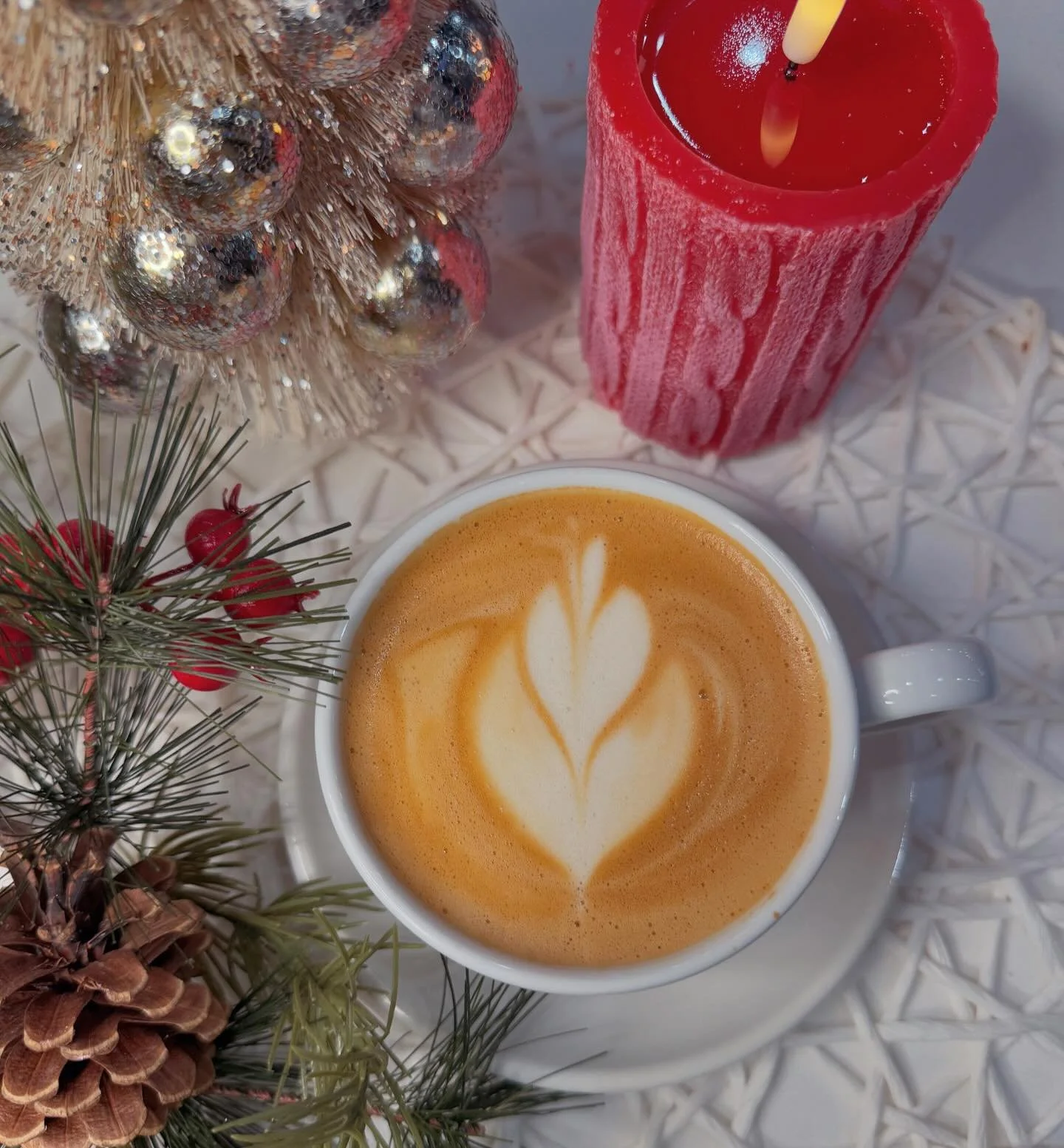 Day 1 is one of Santa’s favorites… 🍪🎅🏼🥛
A Cookie Butter Latte — a latte made with biscoff cookie butter and caramel 
#elmejorcafe #downtownmckinney #wintercoffee #dfwlattes
