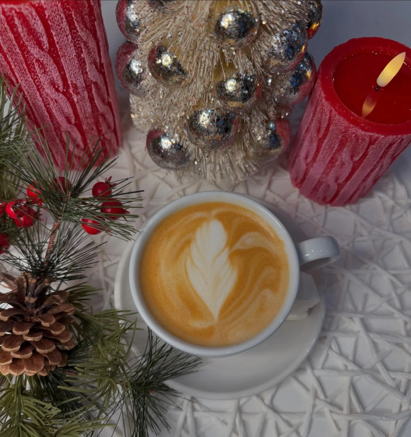 Baby, it’s cold outside ❄️ ☃️ But we’ve got the perfect way to warm you up! 
Marshmallow Latte — a white chocolate mocha sweetened with toasted marshmallow syrup
#elmejorcafe #downtownmckinney #winterthings #mckinneycoffee