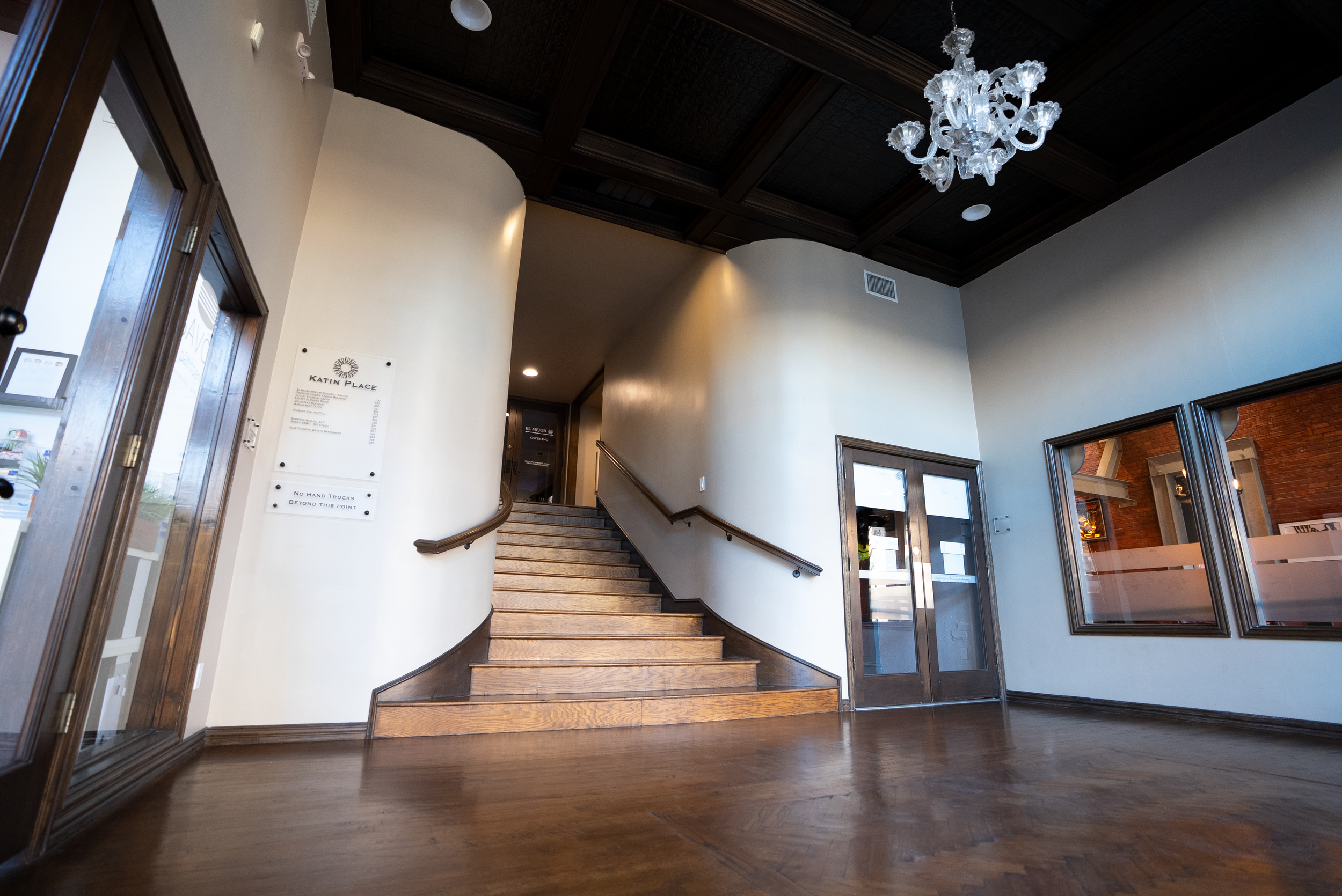 Beautiful private foyer entrance to the dining space.