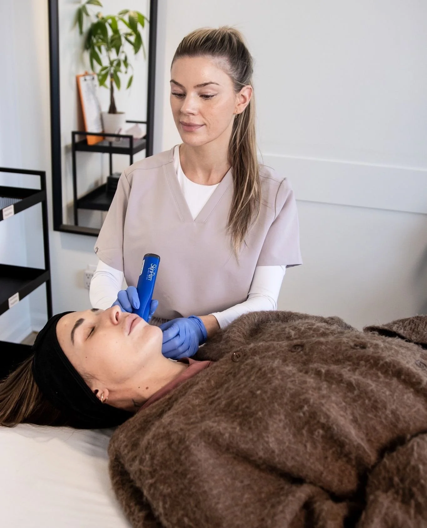 ⁠Fresh content for our client @dr.simone.osheehan 📸⁠
⁠
If you&rsquo;re looking for an injector you can trust, we love Simone for her ND background and the level of care she brings to her work. She&rsquo;s also genuinely great to be around, which alw