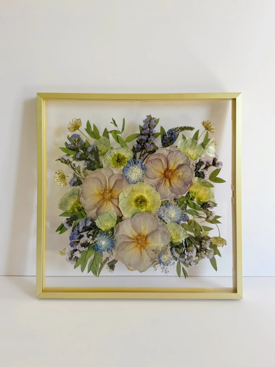 A 12x12 can get the job done perfectly🙌 love this square frame for Una, her flowers dried beautifully!