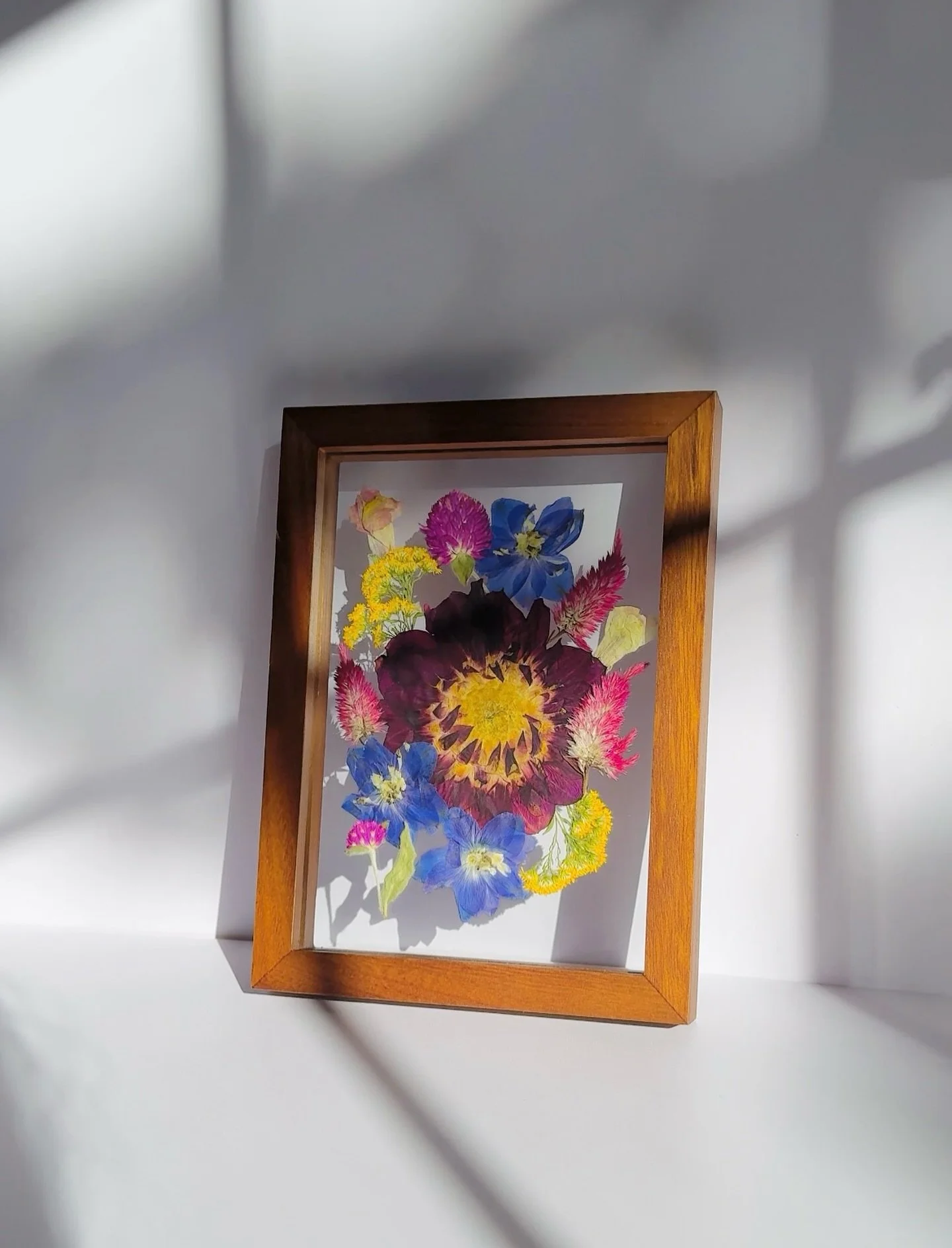 When dad grew some of your wedding flowers and made your bouquet, you of course have to do an add on frame for him!💙🥹