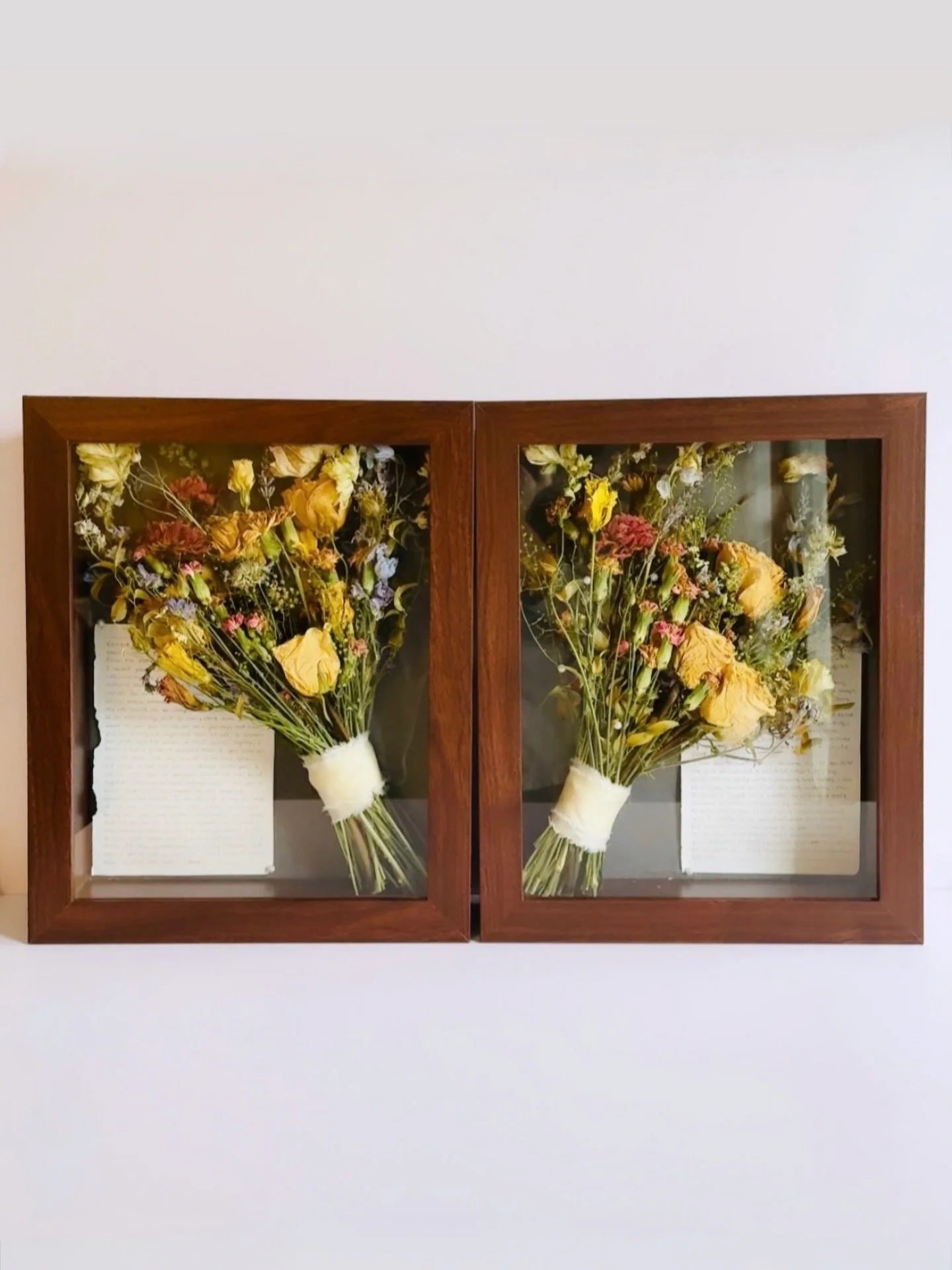 Matching shadow boxes with their handwritten vows for the sweetest couple! Always an option if pressed flowers aren&rsquo;t your thing💐