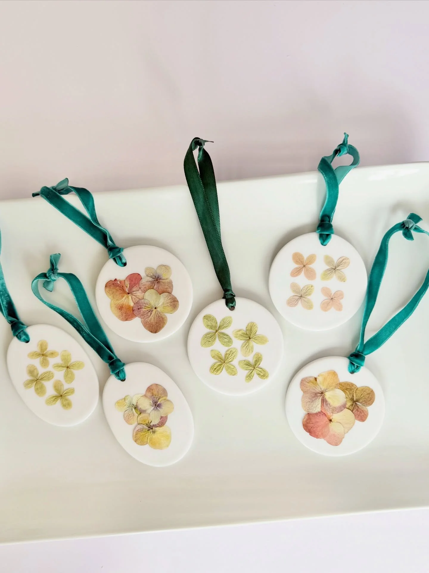 9 more sleeps! Last minute stocking stuffer for the flower or nature lover in your life. Working on one more batch of some pressed flower ornaments. DM if you&rsquo;d like one 🎄🤍