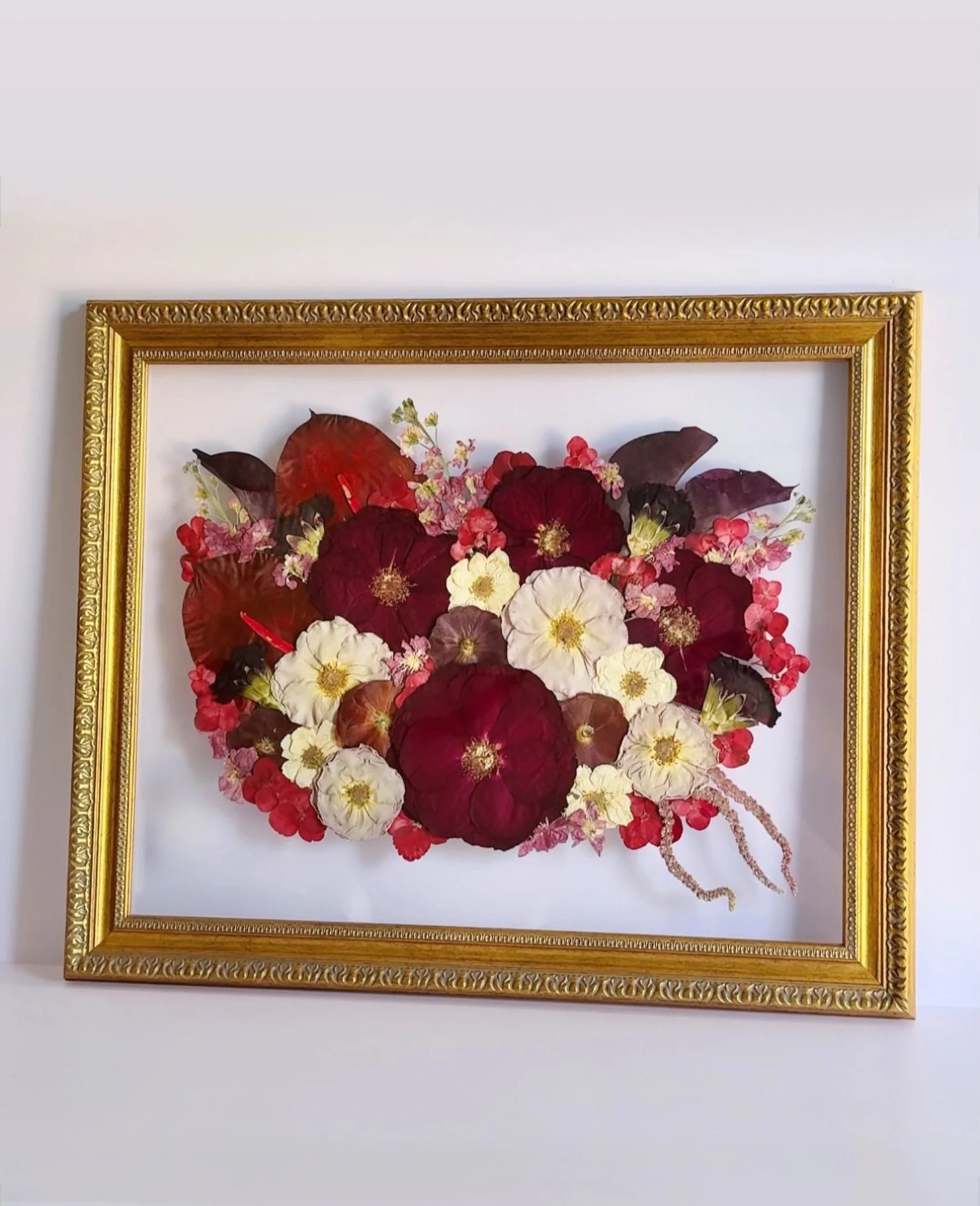 Roses are red 🌹

I told this bride I wish I had another one of these pressed frames to keep for myself! Such a mood😍&hearts;️
