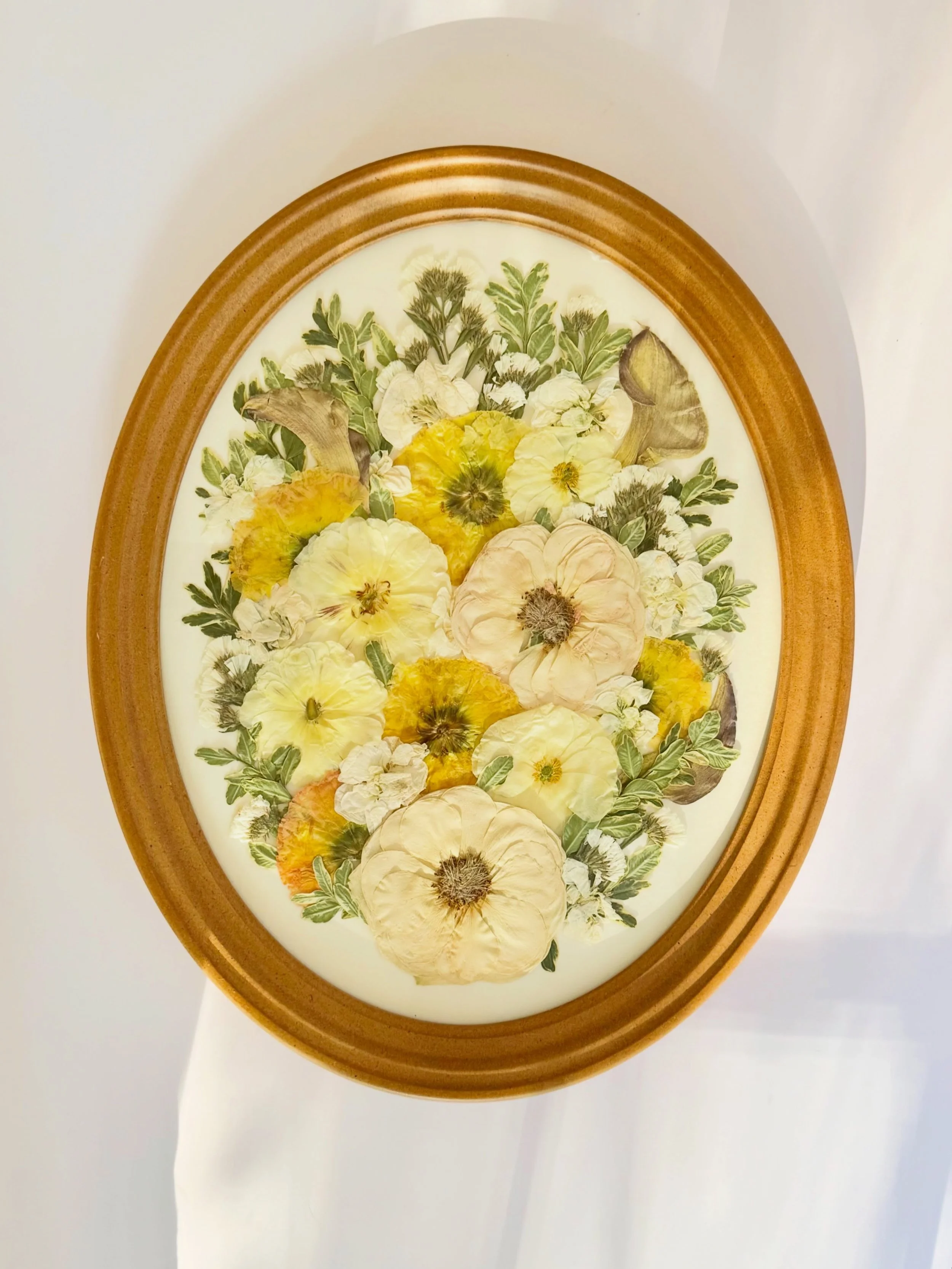 How are we feeling about oval pressed flower frames?! I am feeling like they&rsquo;re my new favorite trend 😍