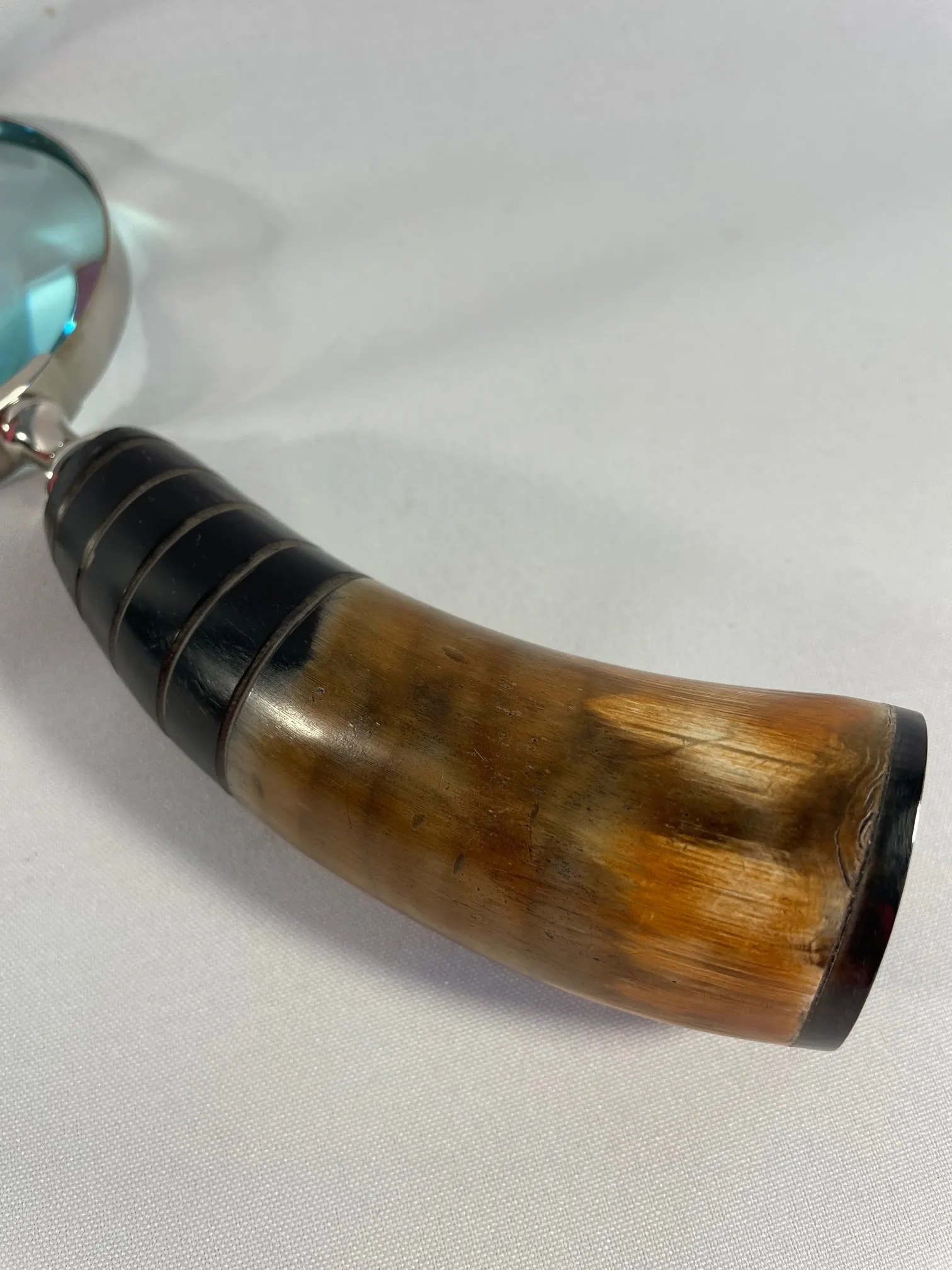 vintage-magnifying-glass-with-natural-curved-horn-handle-7756.png