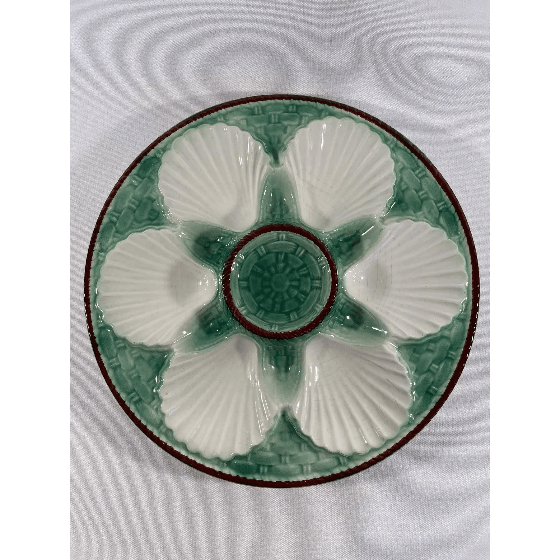 1920s-french-longchamp-green-and-white-majolica-oyster-plate-3594.png