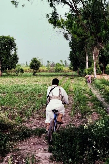 Pakistan, Punjab-Between Two Worlds, Analog prohotography, printed on Fuji Crystal Archival DPII Gloss, mounted on aluminium, non-reflective glass, edition of 10, print: 57.2 x 84 cm, framed: 74 x 100 cm