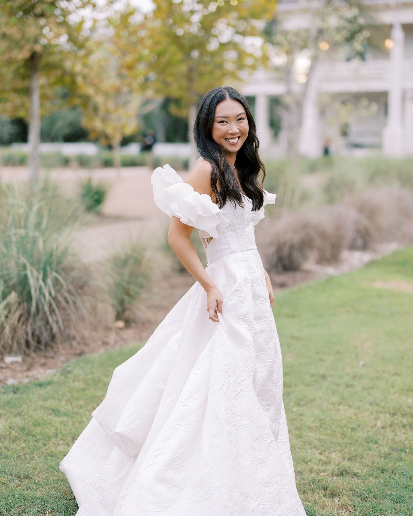 A moment for Phoebe and her reception dress✨🤍

Venue: @grandladyaustin 
Photography: @dianabrewerphoto 
Coordinator: @unionandcoevents 
Florals: @grandladyfloral 
H&amp;MU: @beautybymelissab_ 
Videography: @goodtimeweddings 
DJ: @officialcruzcollect