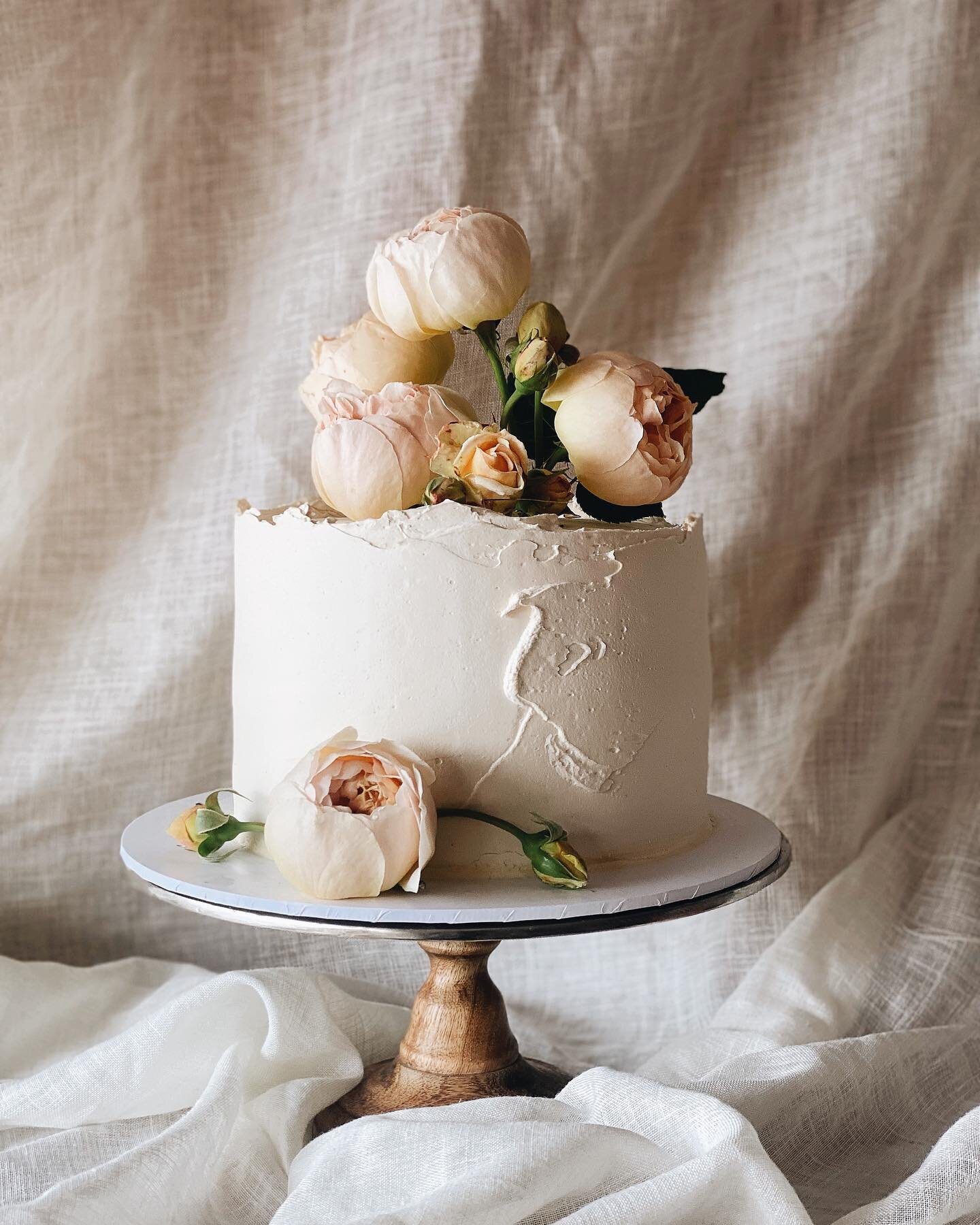 | Hazelnut and Orange flourless with the prettiest roses straight from the garden! ♡