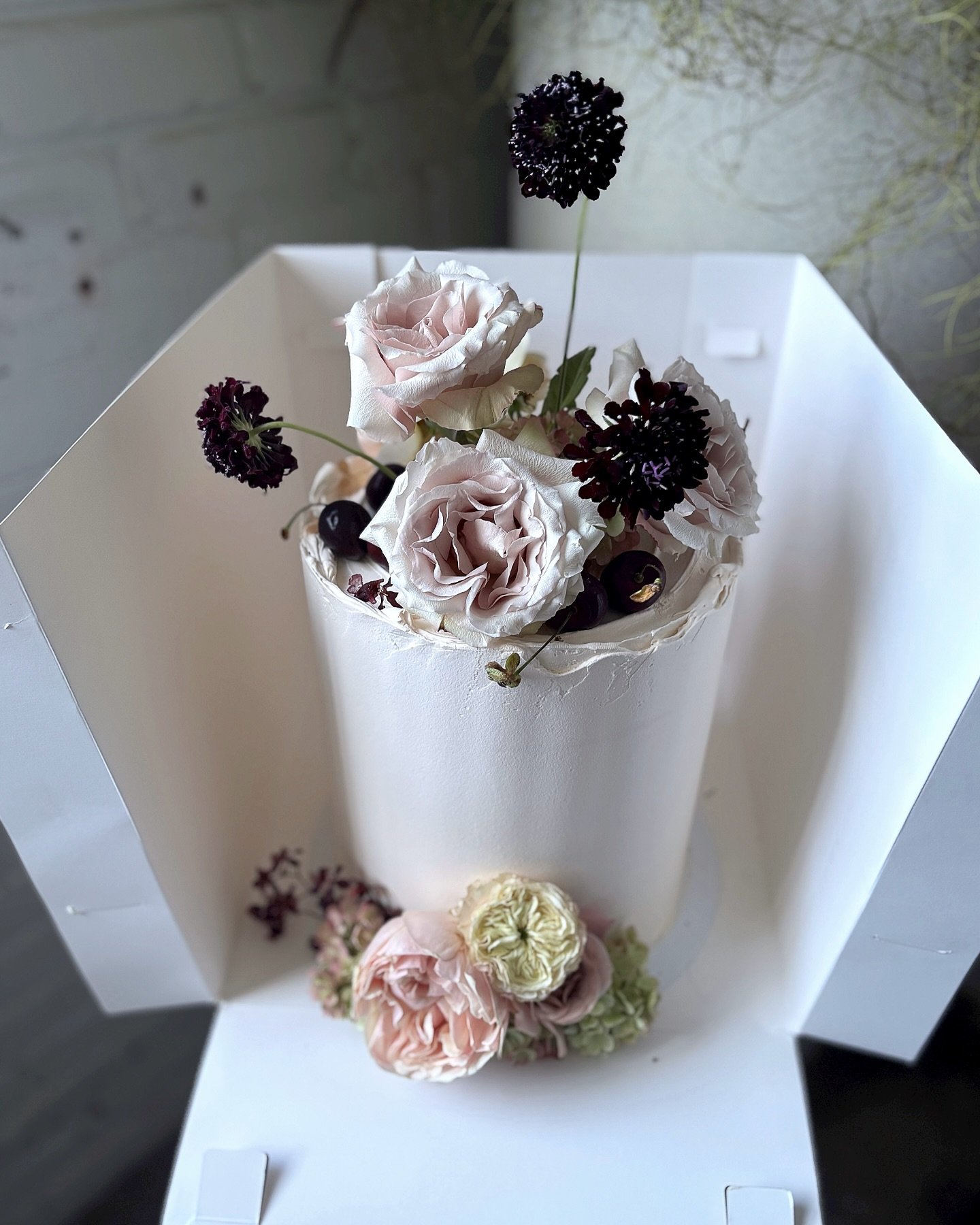 | Cake in a box with beautiful @wildflos flowers for a special 70th birthday celebration. ♡
