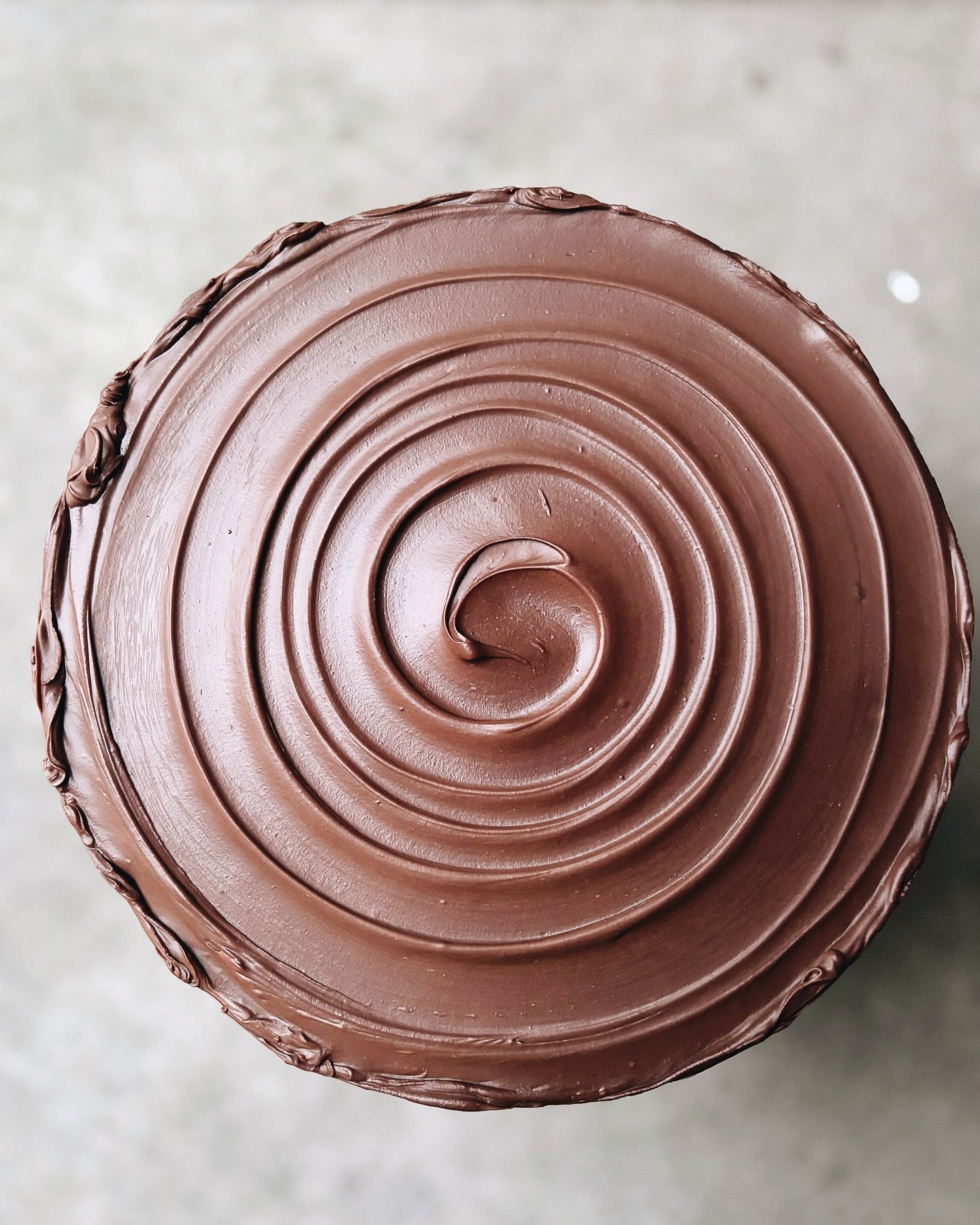 | Swirly chocolate ganache, high-quality chocolate is essential for the silky smooth texture. ⚡️🍫