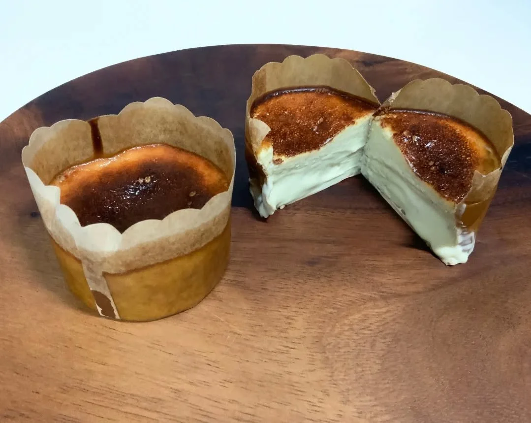 🇯🇵 ラ ピカエタのブルーチーズケーキ
ラ・ピカエタのブルーチーズケーキは2021年の1月から出しています。
いつも一人用サイズでお出しします😉
おすすめ🥧+🍷 
ブルチーズケーキ+赤ワイン
大人の味

🇪🇦 Tarta de queso azul de LA PICAETA
La tarta de queso azul de LA PICAETA la estamos elaborando desde enero del 2021 y la preparamos en racio