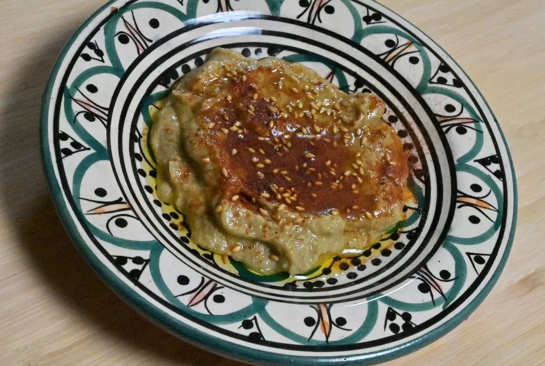El Baba Ghanush o tambi&eacute;n Baba Ganuj (en &aacute;rabe: بابا غنوج&lrm;) es una pasta a base de pur&eacute; de berenjena t&iacute;pica de la cocina &aacute;rabe y mediterr&aacute;nea. (Wiki)

En nuestra cocina estamos orgullosos de la influencia