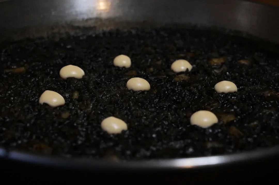 🇯🇵 イカ墨パエジャ (翻訳中です...)

El arroz negro (Arr&ograve;s negre)
🇪🇦 La primera vez que com&iacute; la paella de arroz negro fue en un restaurante que est&aacute; situado en el paraje natural del lago del Estany de Cullera y que se llama Casa Salvador.
