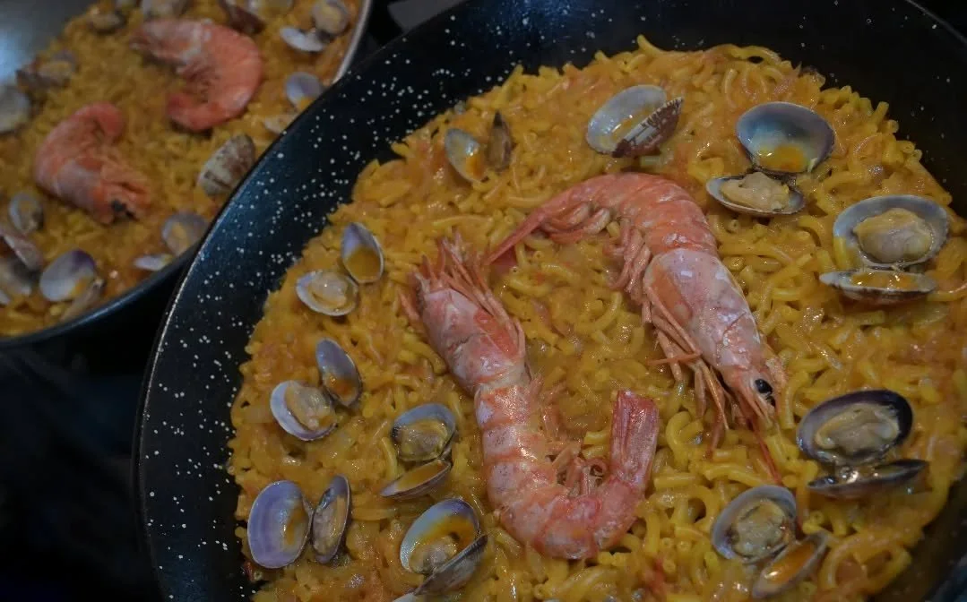 フィデウア

#fideu&agrave; es un plato originario de Gand&iacute;a, Valencia
ガンディア由来の料理で、
作り方はパエジャに似ています。

ラ・ピカエタのフュメ
全ての創作に基本が重要であるように、おいしいフィデウアを作るために大切な基本となるフュメ。ラ・ピカエタにはフィデウアに最適な自家製のフュメがあります。

※プライベートのイベントの写真

#フィデウア #fideu&aacute; #fideu&agrave; #スペインバ