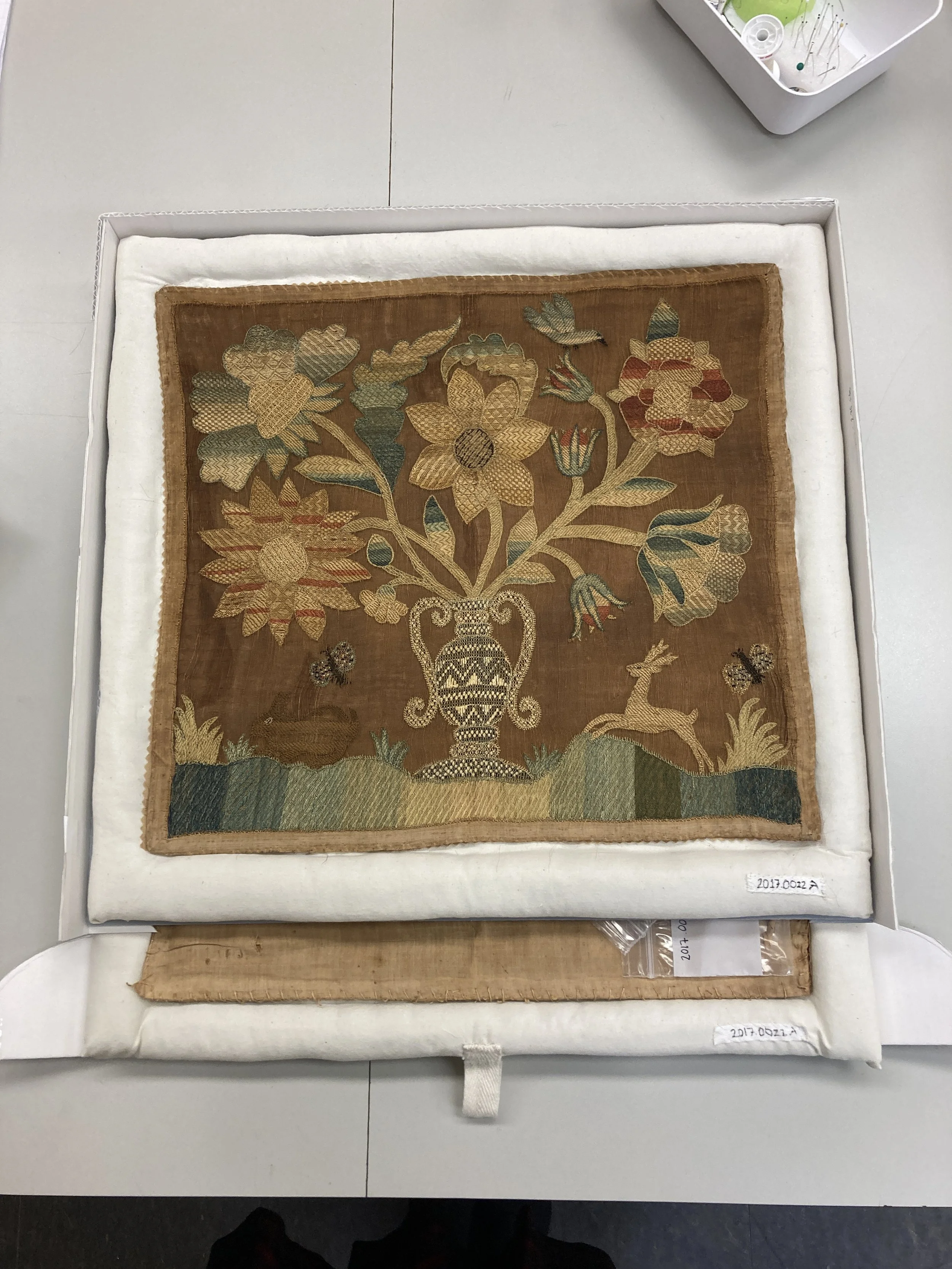 The front opens with magnets for easy handling.