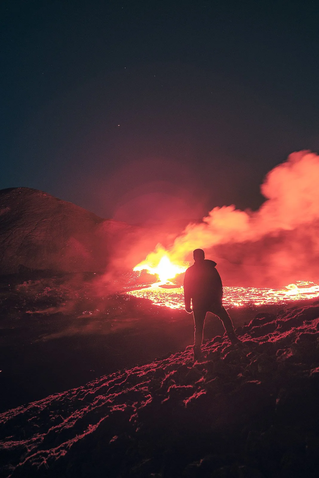iceland-volacano-eruption-lava-night-hike