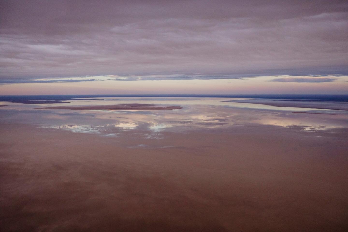 The changing colours of Kati Thanda - Lake Eyre never get old! Just ask our pilot James, who has seen them six time so far this year! What a way to see them&mdash;we really do love to fly. 

#lakeeyre #lakeeyrebasin #lakeeyrefloods #southaustralia #w