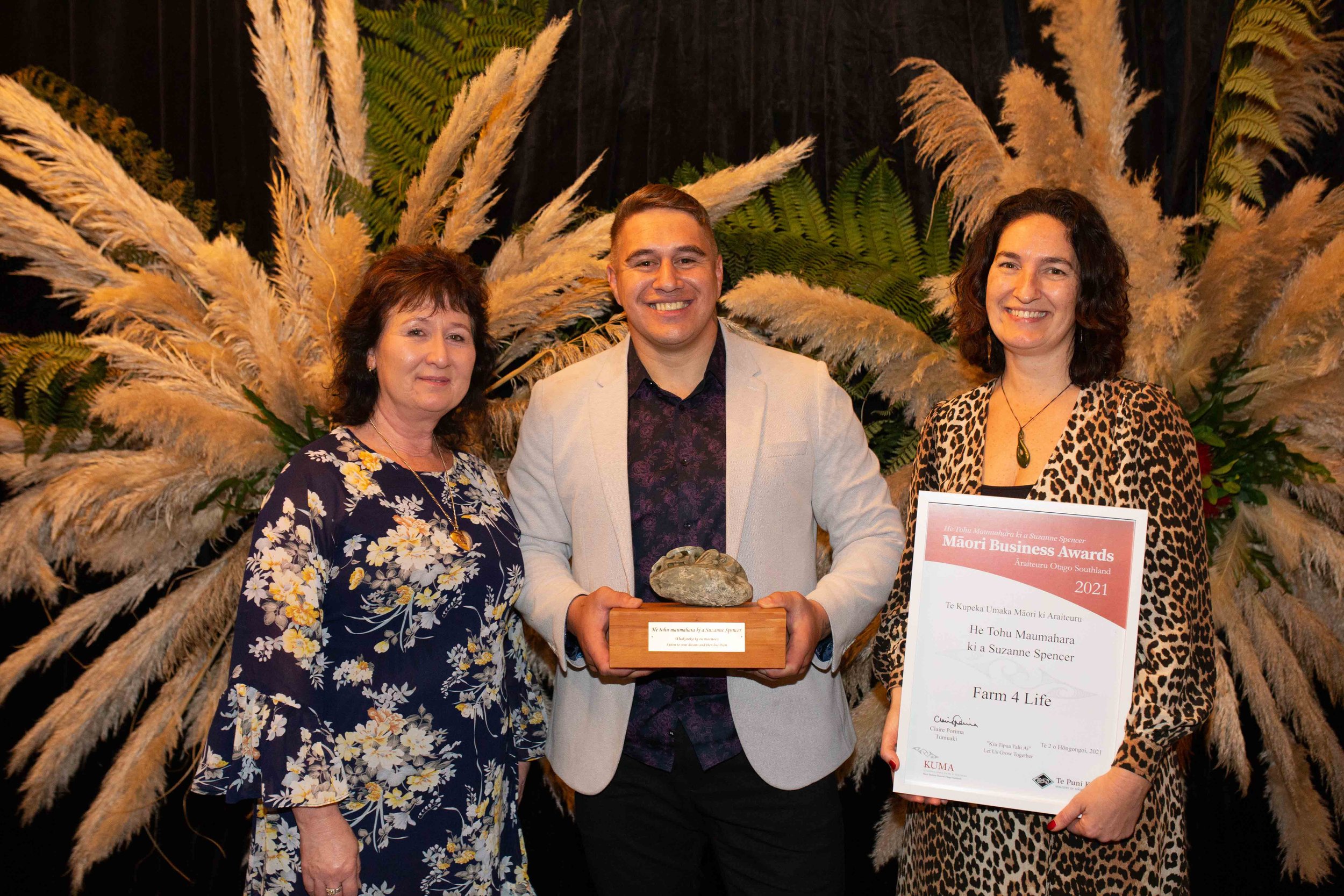  Suzanne Spencer Tohu Maumahara Award Recipient Tangaroa Walker with Jane Gilroy (L) &amp; Jacqui Caine (R) 