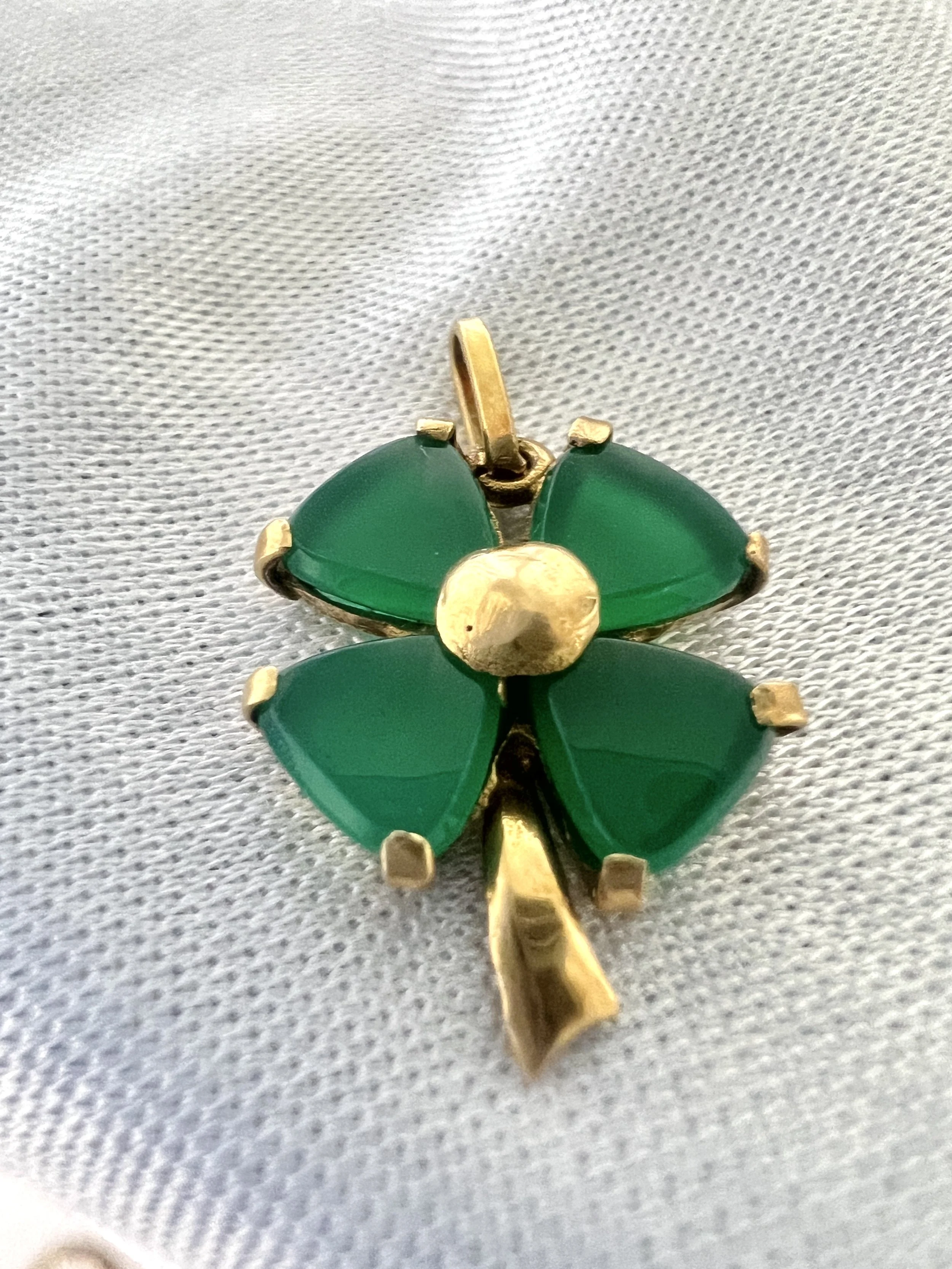 9ct gold four leaf clover pendant