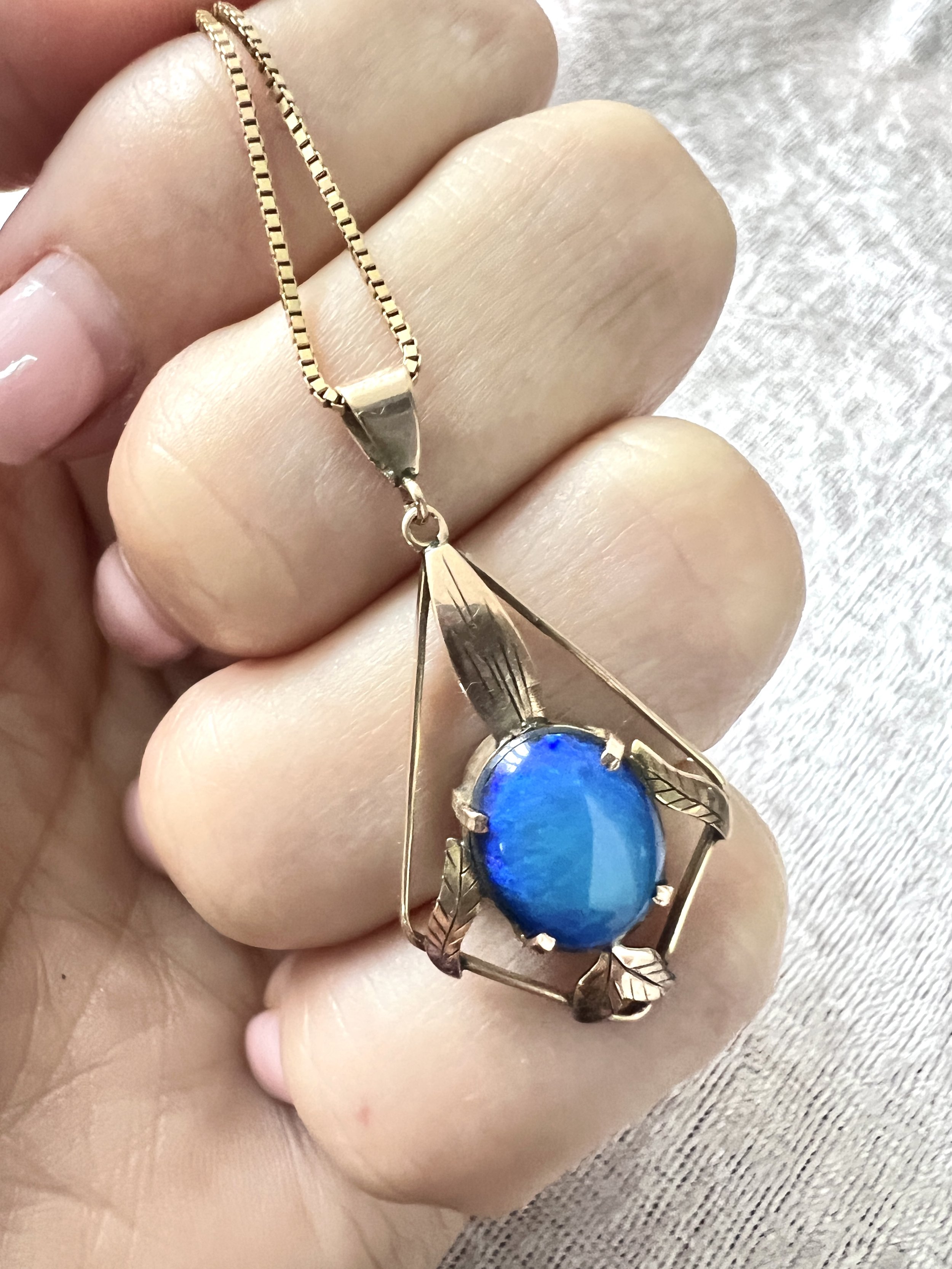 9ct gold vintage opal pendant
