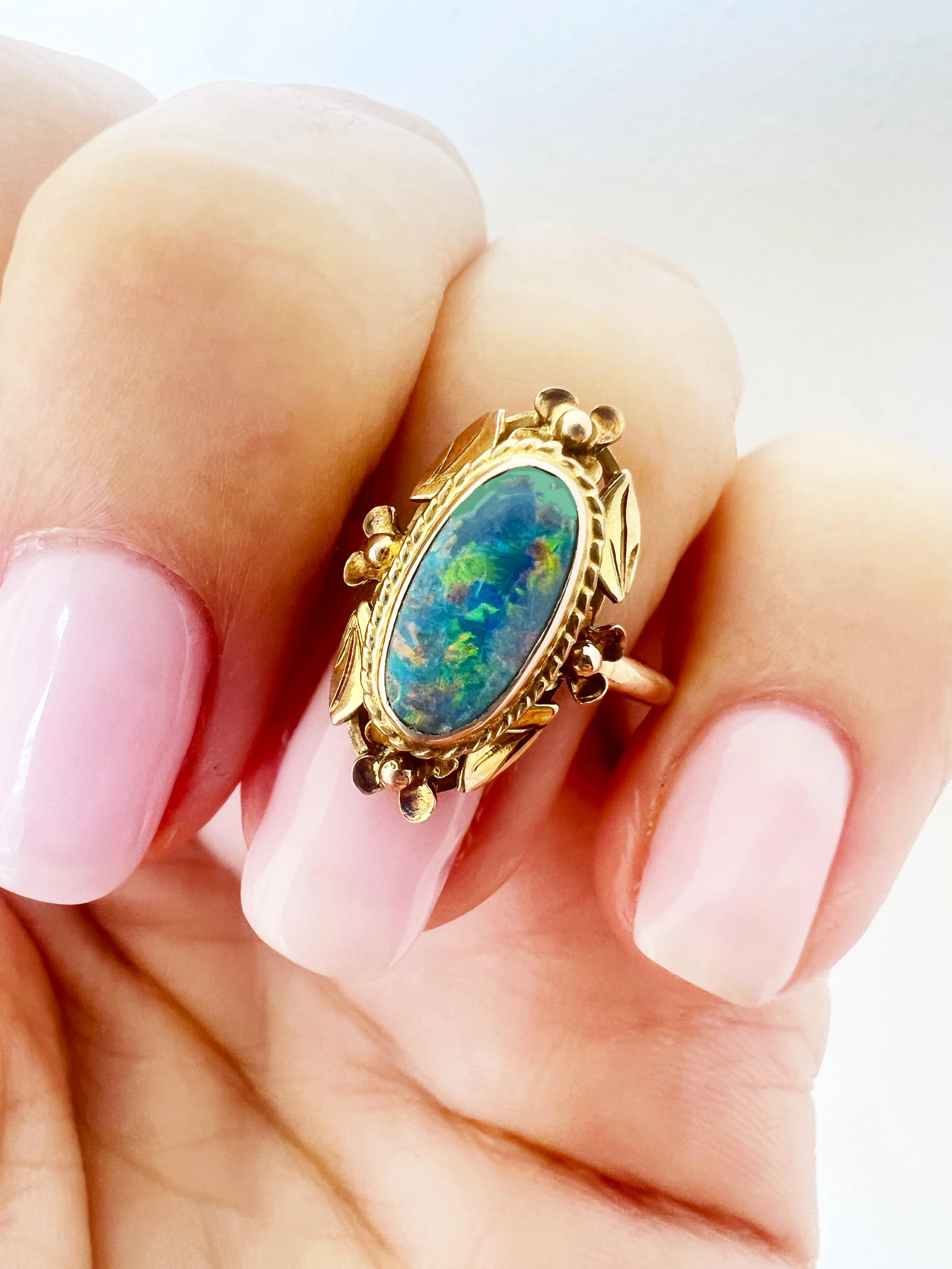 Vintage opal and 9ct gold ring