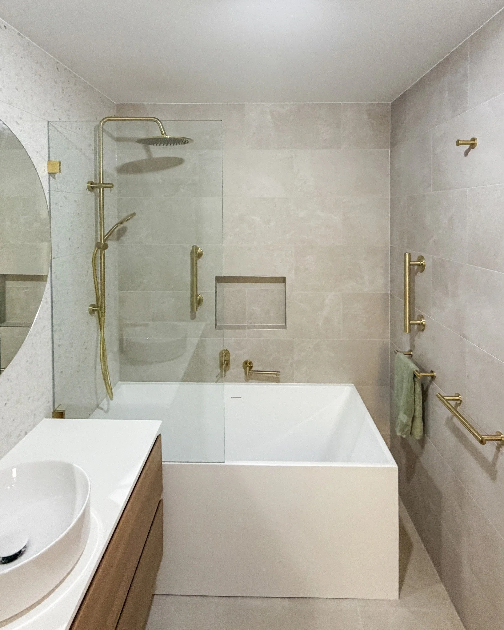 Hoping this good-looking bathroom distracts from the fact we've been MIA for a while 🤫

We&rsquo;ve been flat out behind the scenes on jobs like this one - plenty more spaces to share soon!

#canberrabuilder #canberracarpentry #canberralocalbusiness