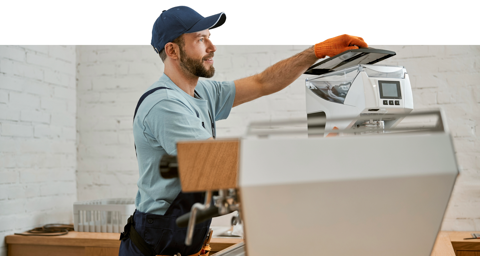 Servicetekniker fikser kaffemaskin