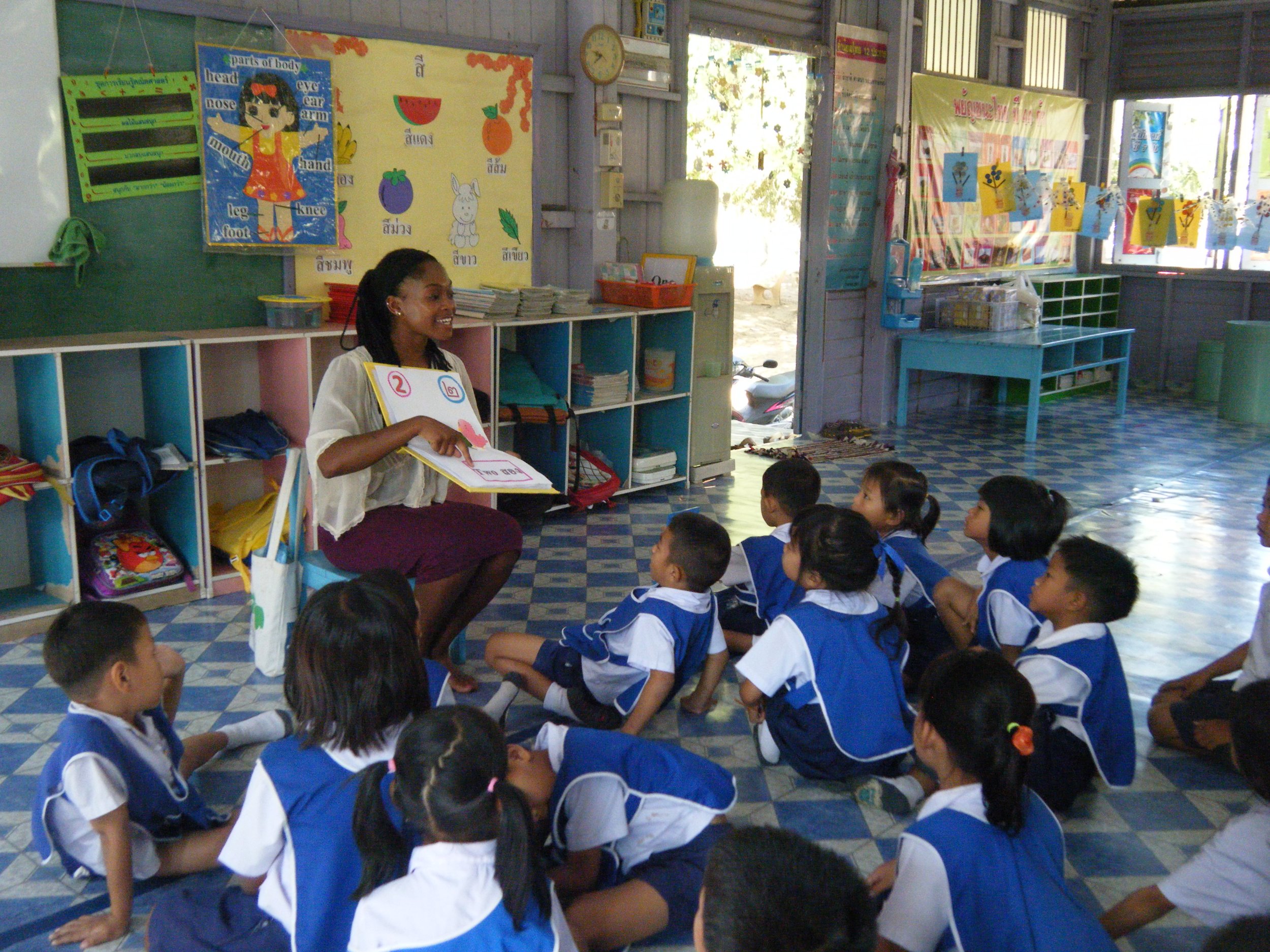 tamar image in thailand teaching children.JPG